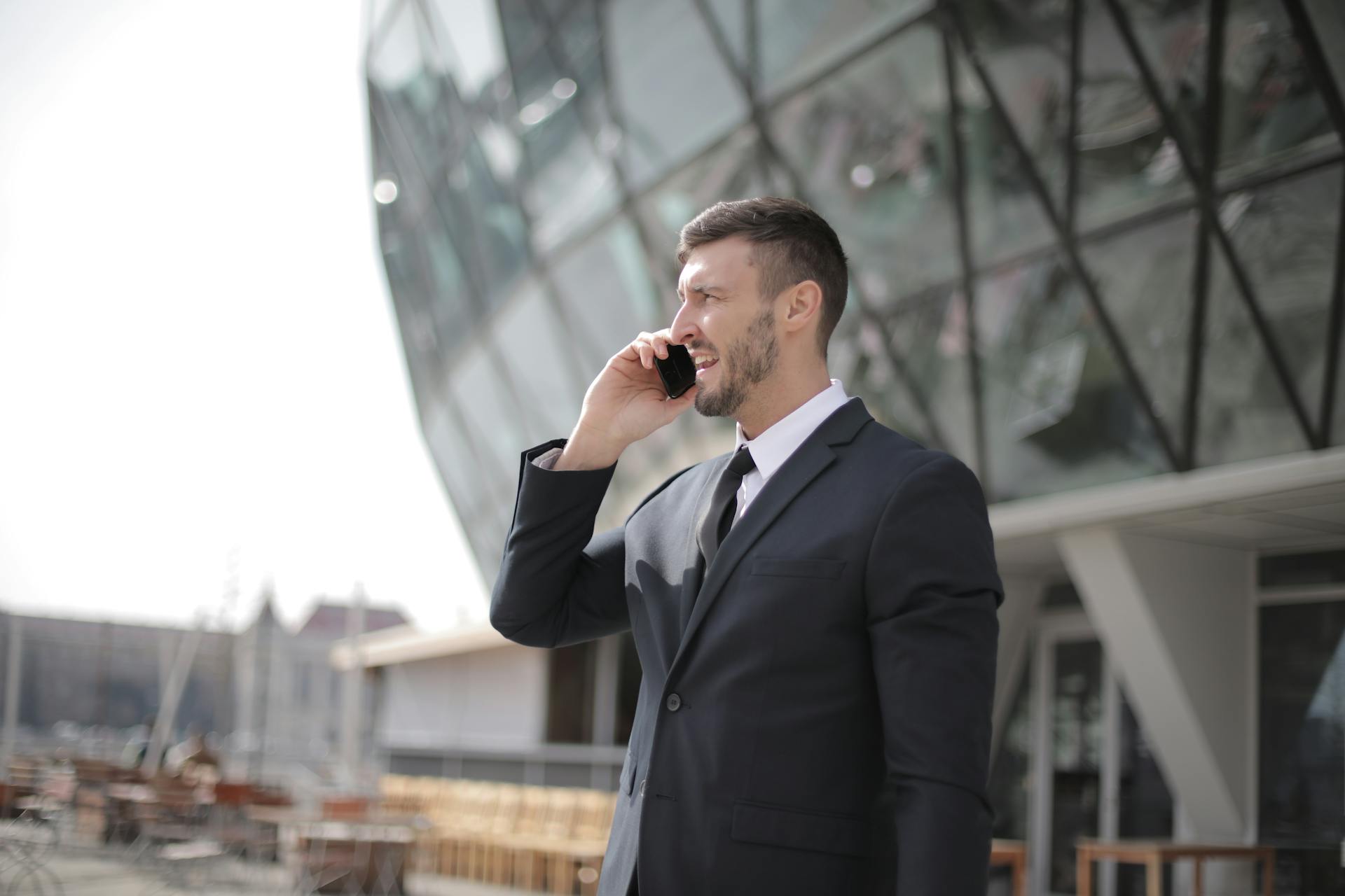 Un hombre hablando por teléfono | Fuente: Pexels