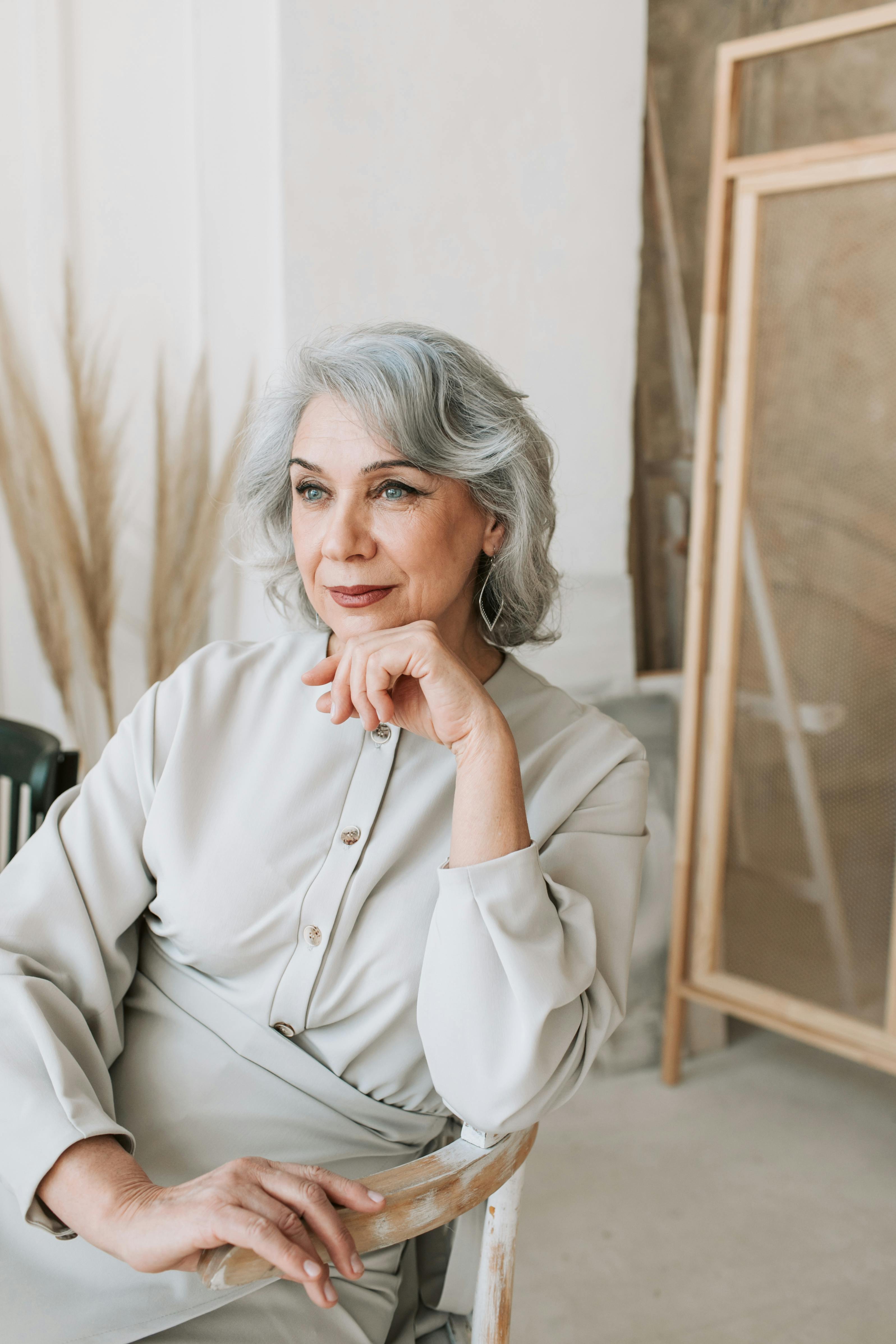 Una mujer seria mirando algo | Fuente: Pexels