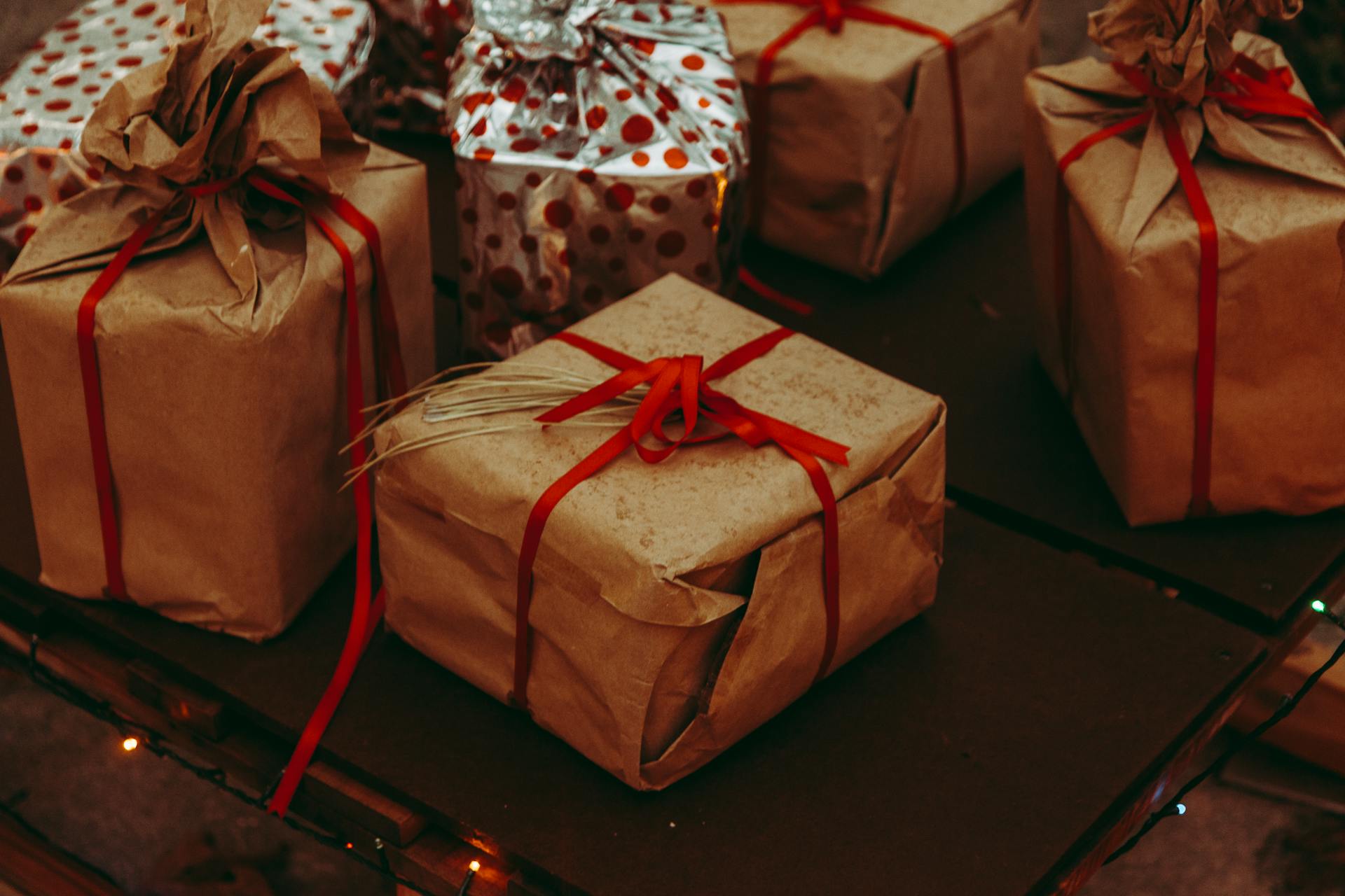 Cajas de regalo sobre una mesa | Fuente: Pexels