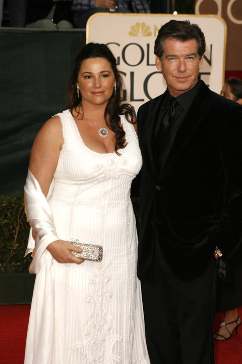 Keely Shaye Smith apareció con mucha seguridad, luciendo un elegante vestido blanco, junto a Pierce Brosnan en los Premios Globo de Oro, años después de que la pareja tuviera a sus dos hijos, Dylan y Paris. | Fuente: Getty Images.