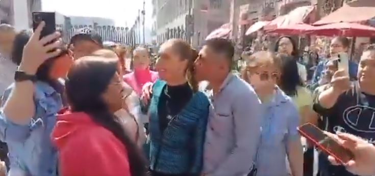 Un hombre acosa a la presidenta de México Claudia Sheimbaum | Fuente: X.com/bcn24noticias