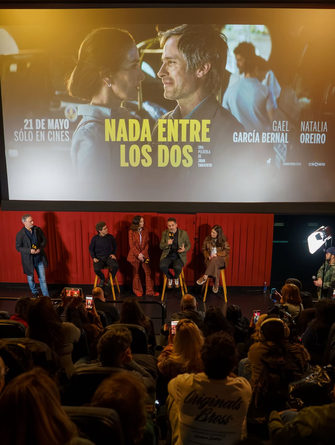 Natalia Oreiro participa en una charla de presentación de “Nada entre los dos” junto a Juan Taratuto y otros invitados. Detrás del grupo se proyecta el afiche oficial de la película protagonizada por la actriz y Gael García Bernal, mientras el público sigue el evento desde la sala. | Fuente: Instagram/nataliaoreirosoy
