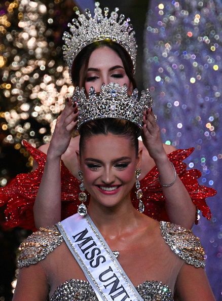 Clara Vegas es coronada como Miss Universo Venezuela por la ganadora del año pasado, Stephany Abasali, durante el certamen de belleza Miss Venezuela en Caracas, el 4 de diciembre de 2025 | Fuente: Getty Images