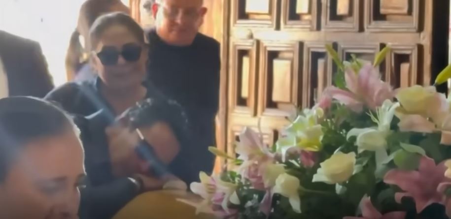 Carlos despide a su hija, Paloma Nicole en su funeral | Fuente: YouTube/NoticiasTelemundo