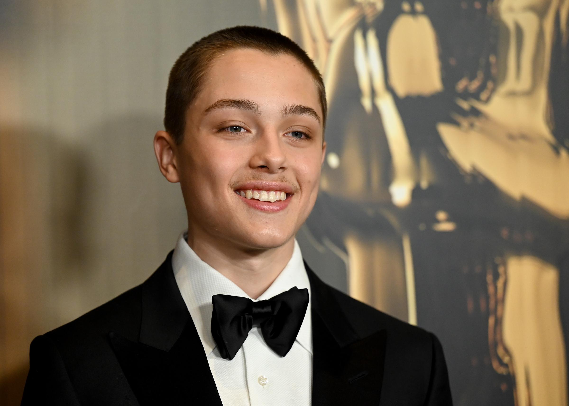 Knox Jolie-Pitt se fotografía en solitario en la 15ª edición de los Premios de los Gobernadores en el Ray Dolby Ballroom de Los Ángeles, California, el 17 de noviembre de 2024 | Fuente: Getty Images
