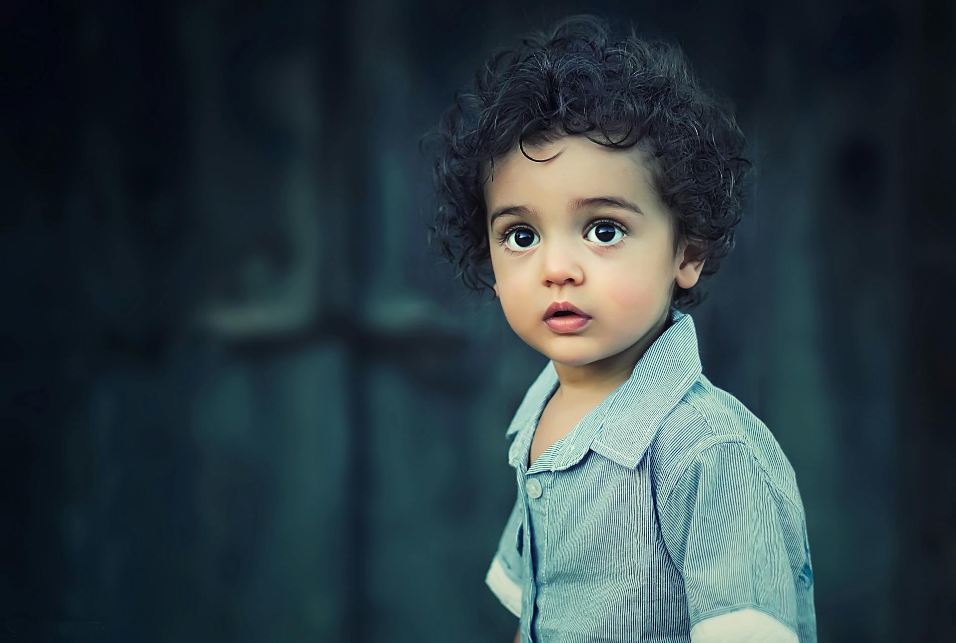 Un niño mirando fijamente a alguien | Fuente: Pexels