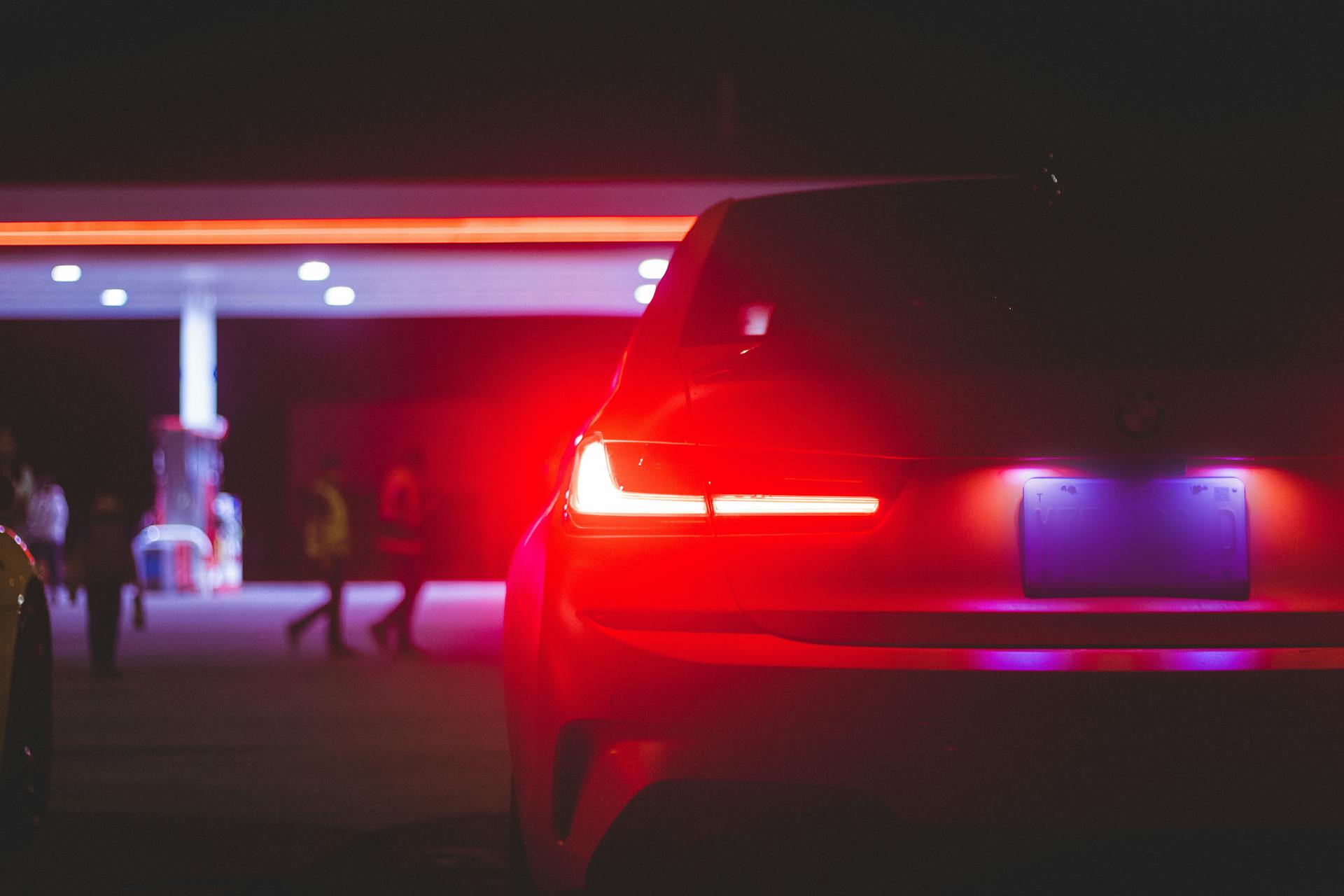 Las luces traseras de un automóvil de noche | Fuente: Pexels