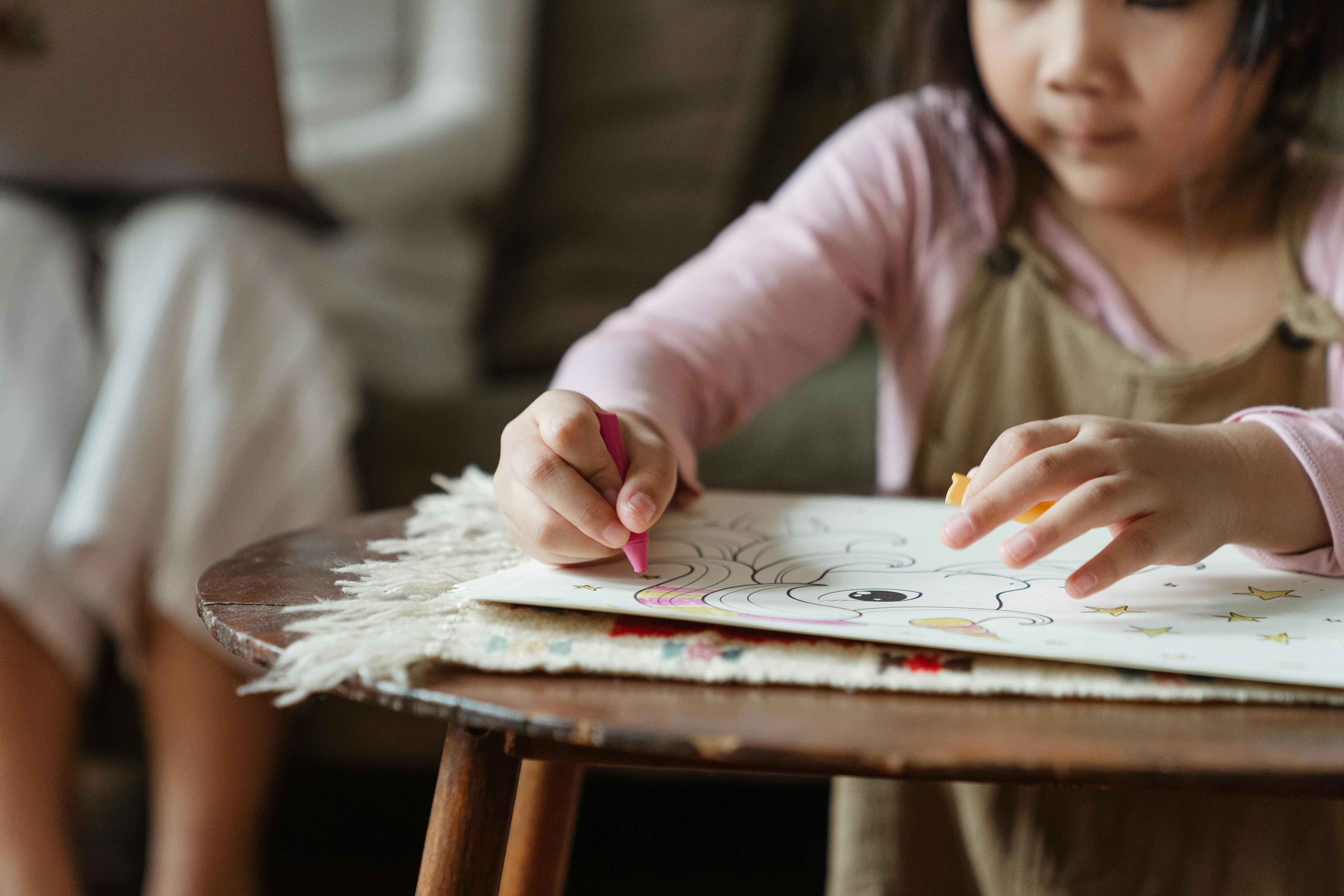Niña dibujando | Fuente: Pexels