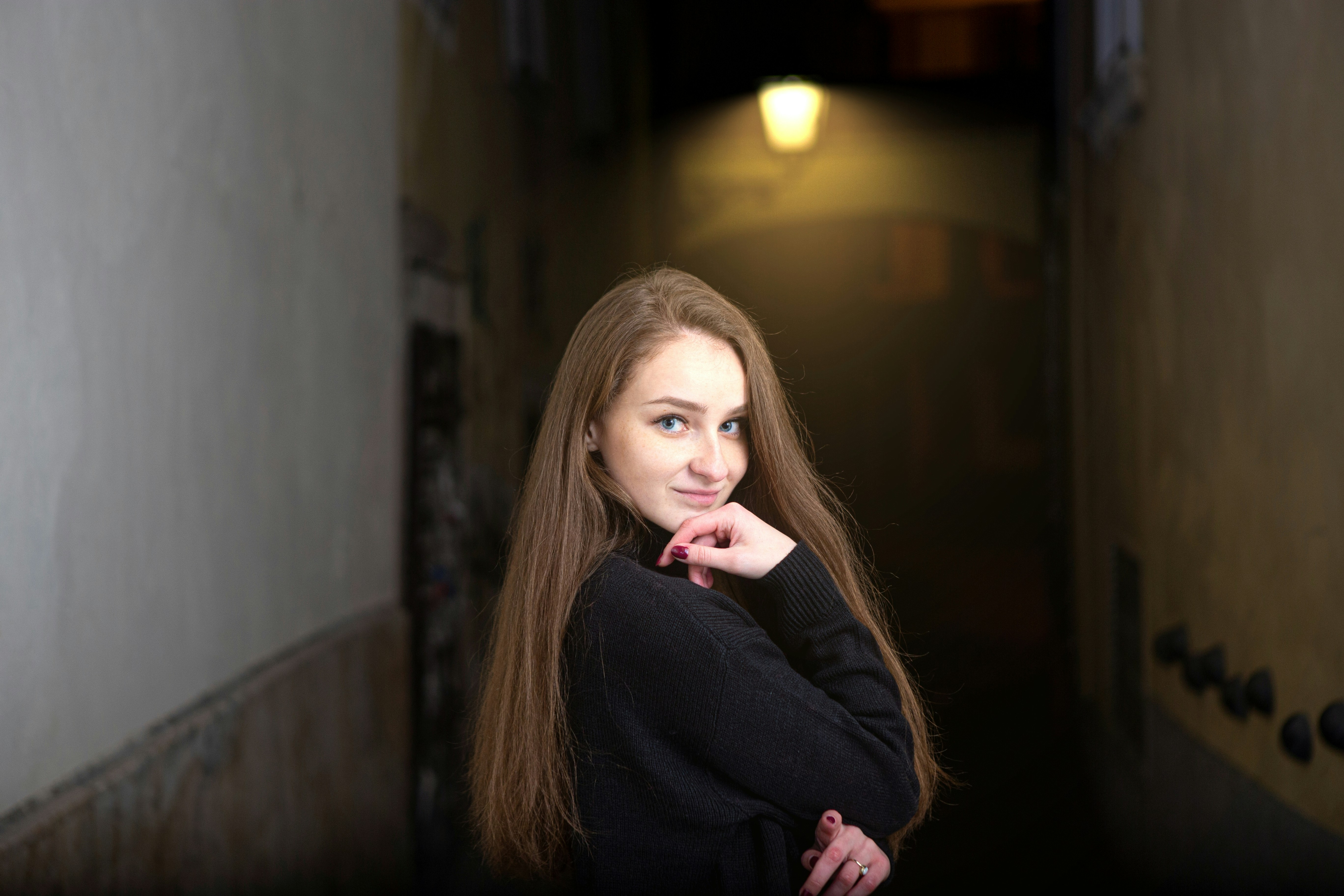 Una adolescente con un jersey negro | Fuente: Unsplash