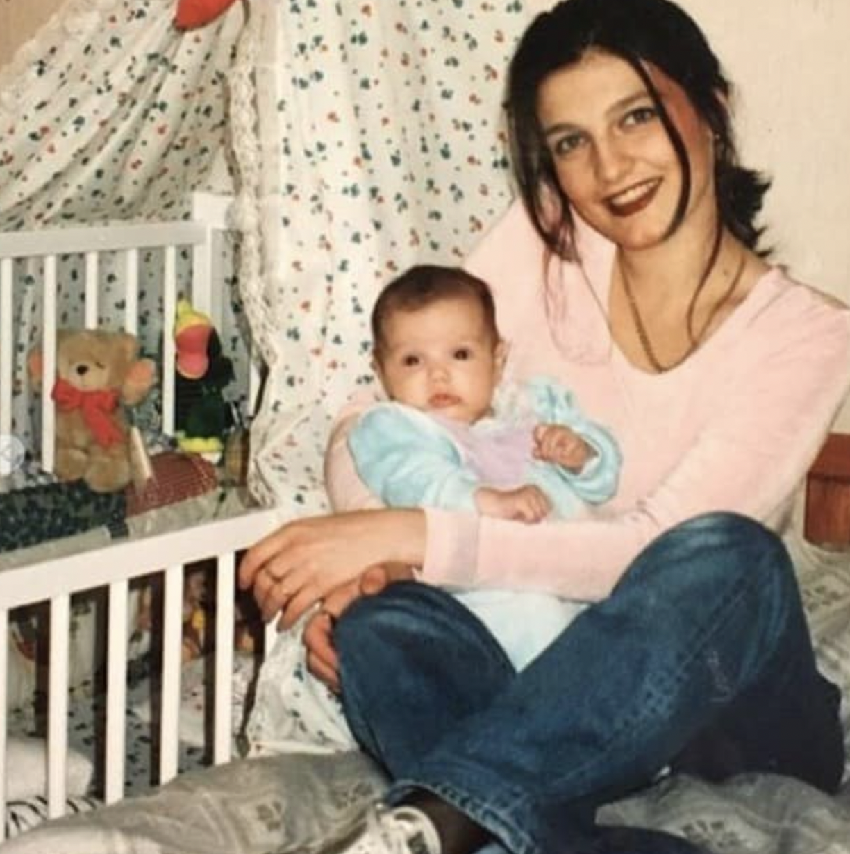 La estrella musical con su madre de un post fechado el 14 de marzo de 2021. | Fuente: Facebook/Dua Lipa