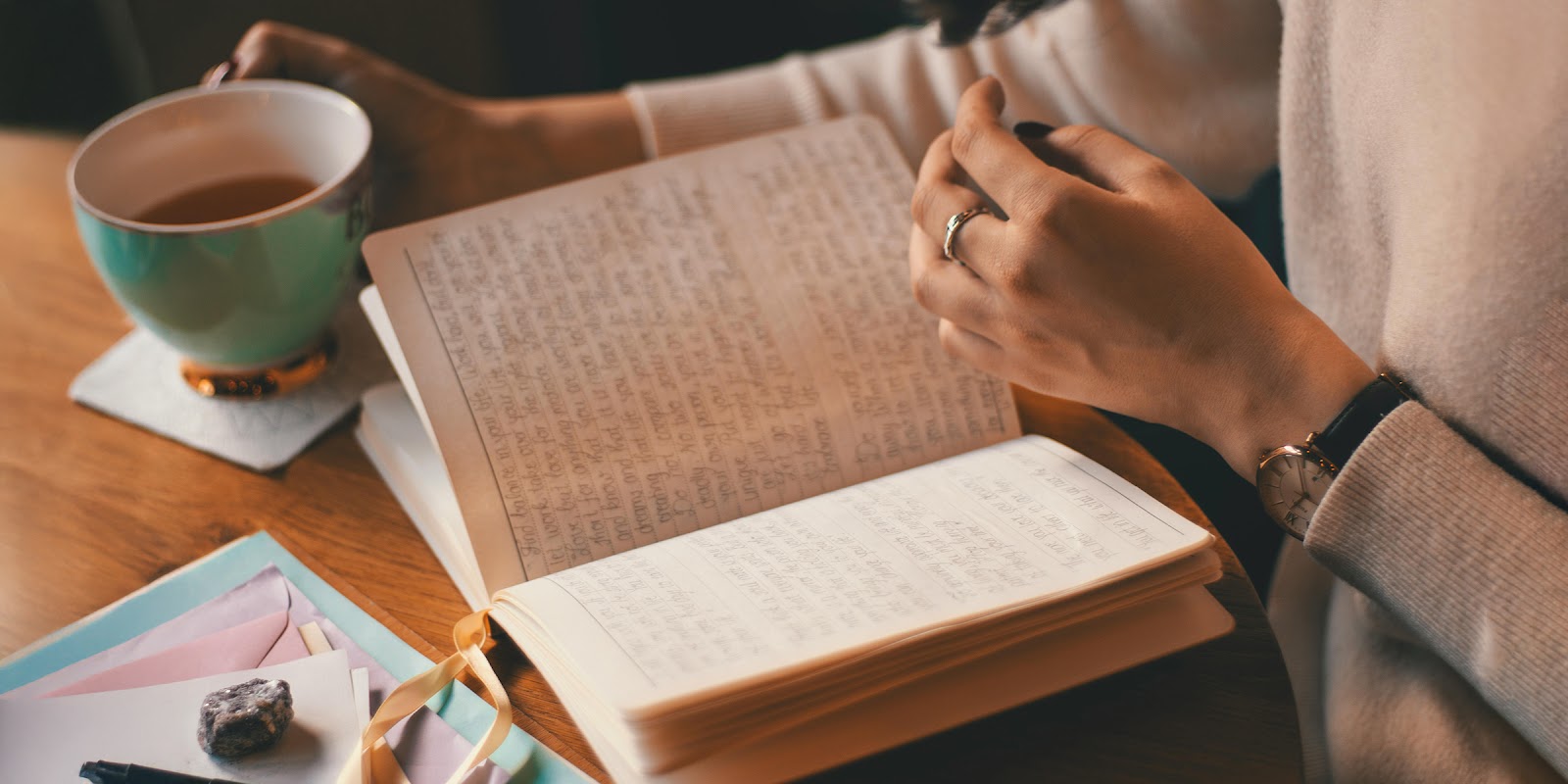 Una mujer con un diario | Fuente: Pexels