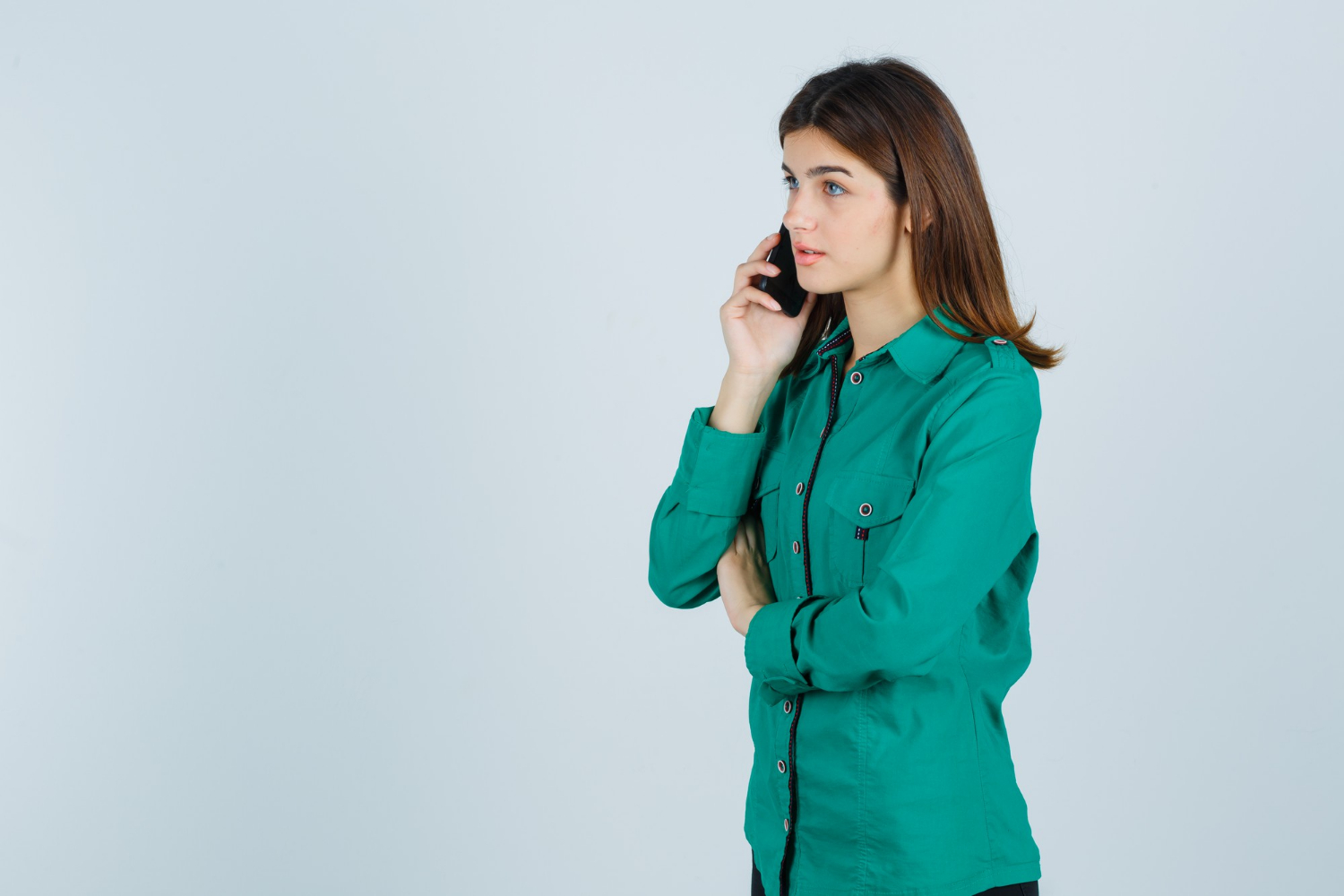 Vista lateral de una mujer frustrada hablando por teléfono | Fuente: Freepik