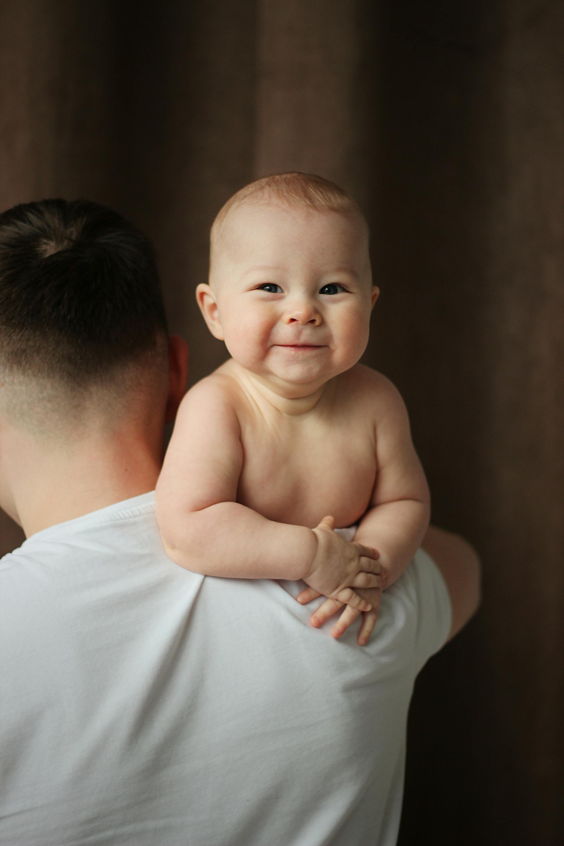 Un hombre con un bebé | Fuente: Pexels