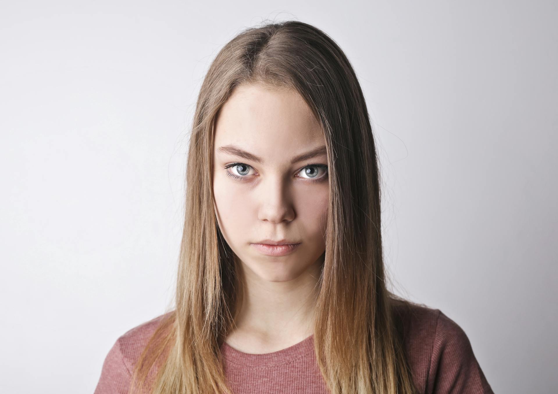 Una joven con expresión seria | Fuente: Pexels