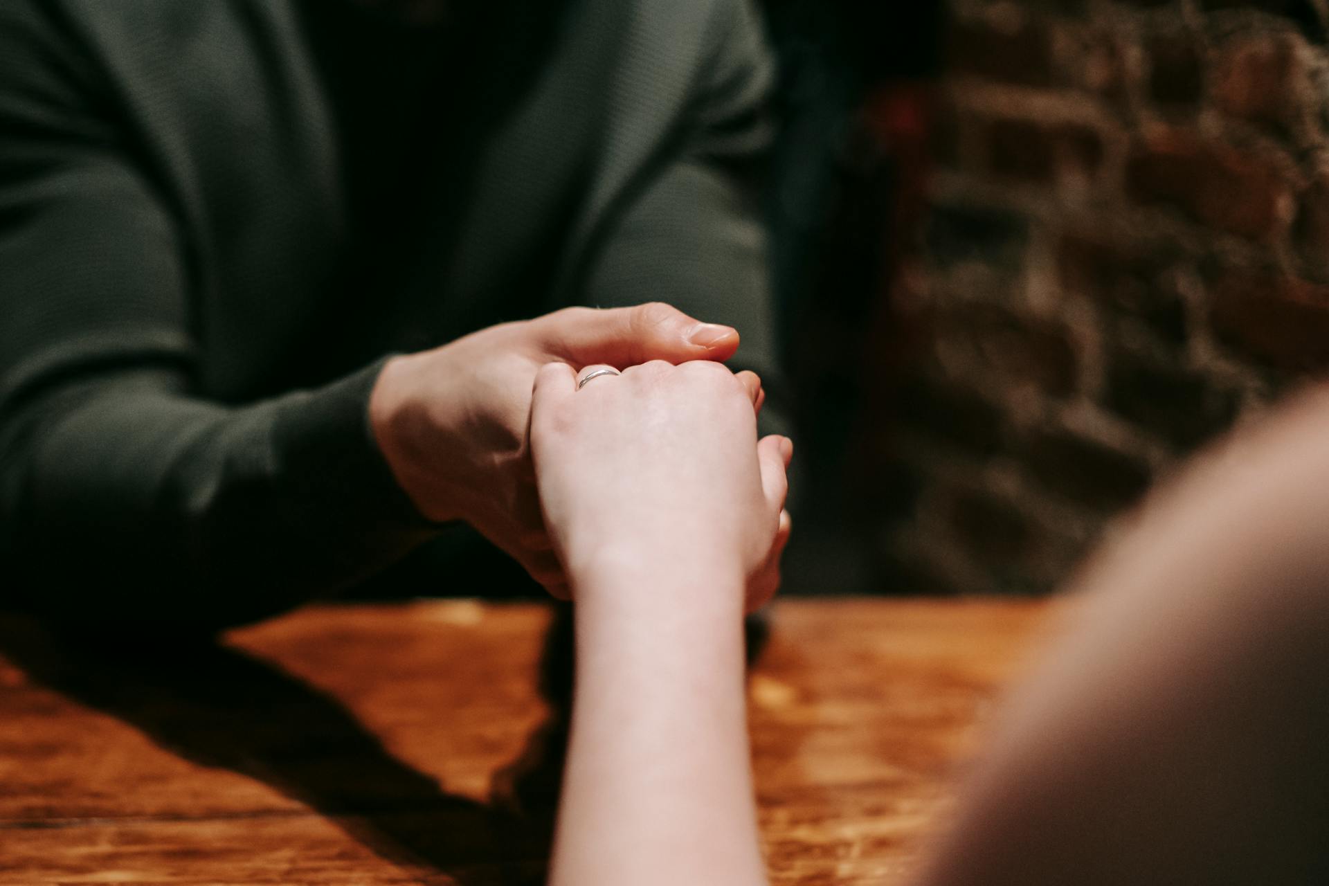 Un hombre cogiendo de la mano a su novia | Fuente: Pexels