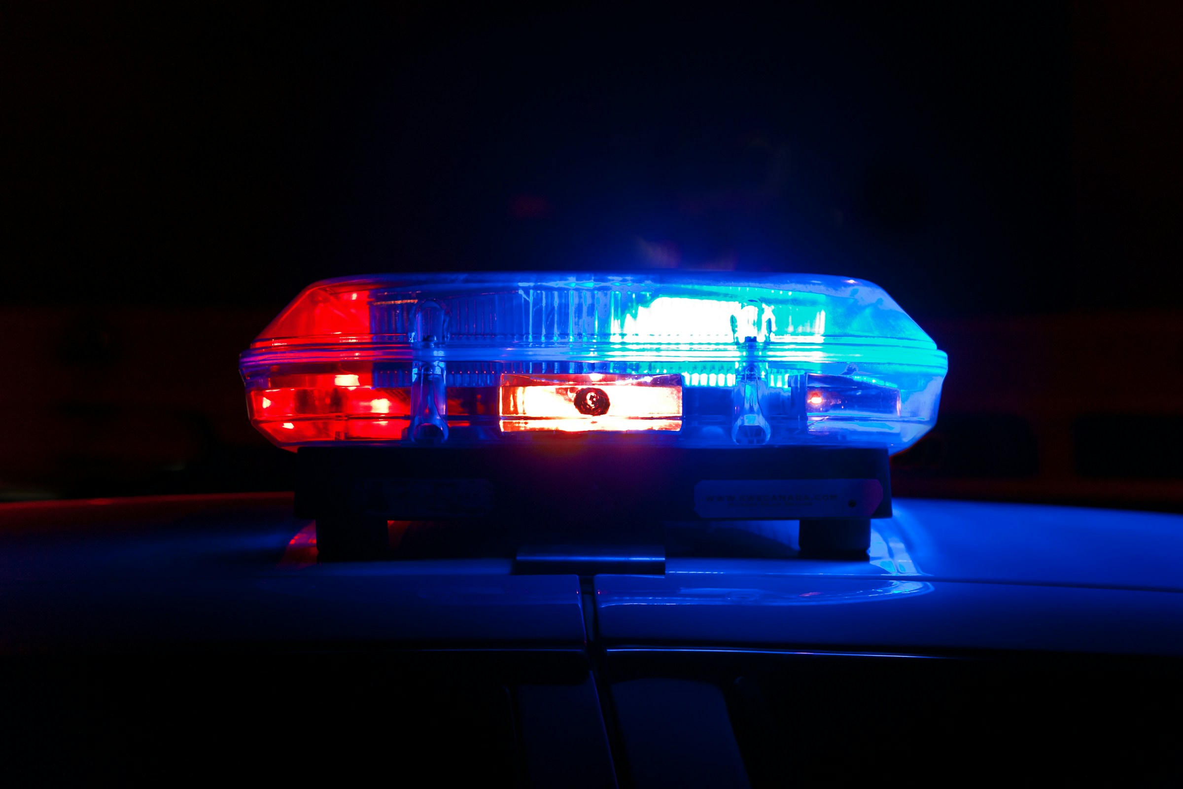 Luces azules y rojas en un automóvil de Policía | Fuente: Unsplash