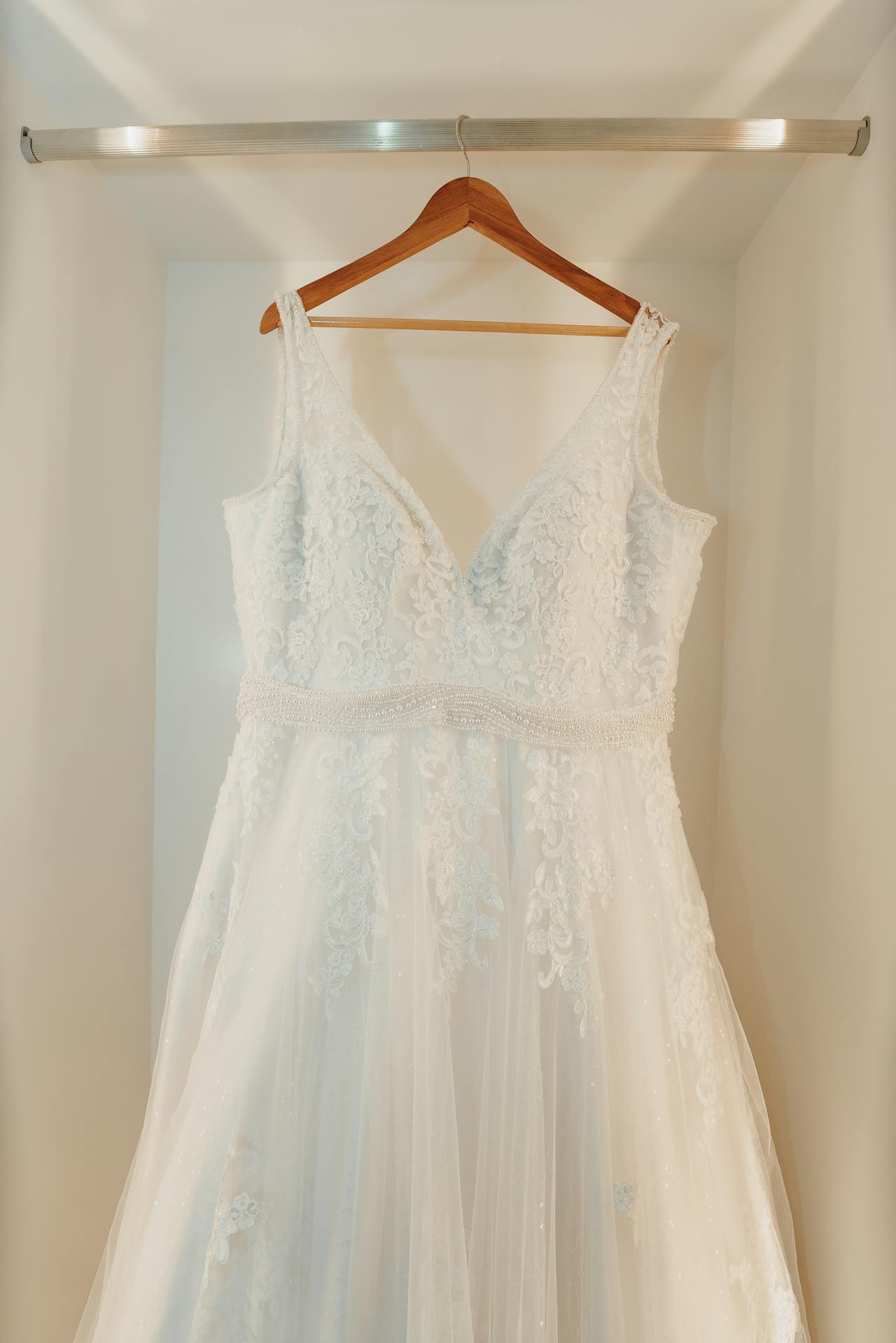 Un vestido de novia en una percha | Fuente: Pexels