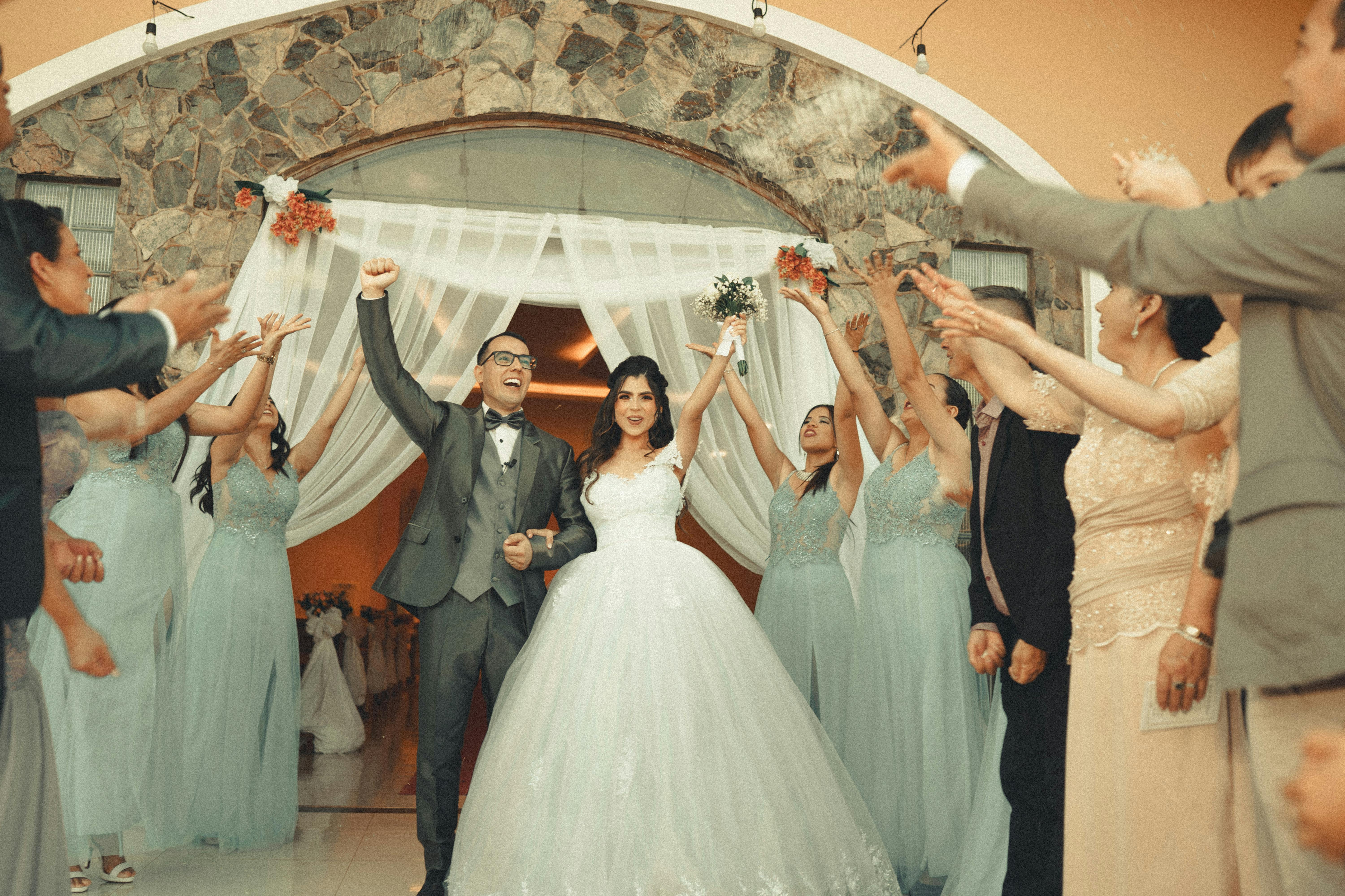 Unos novios celebrando su boda | Fuente: Pexels