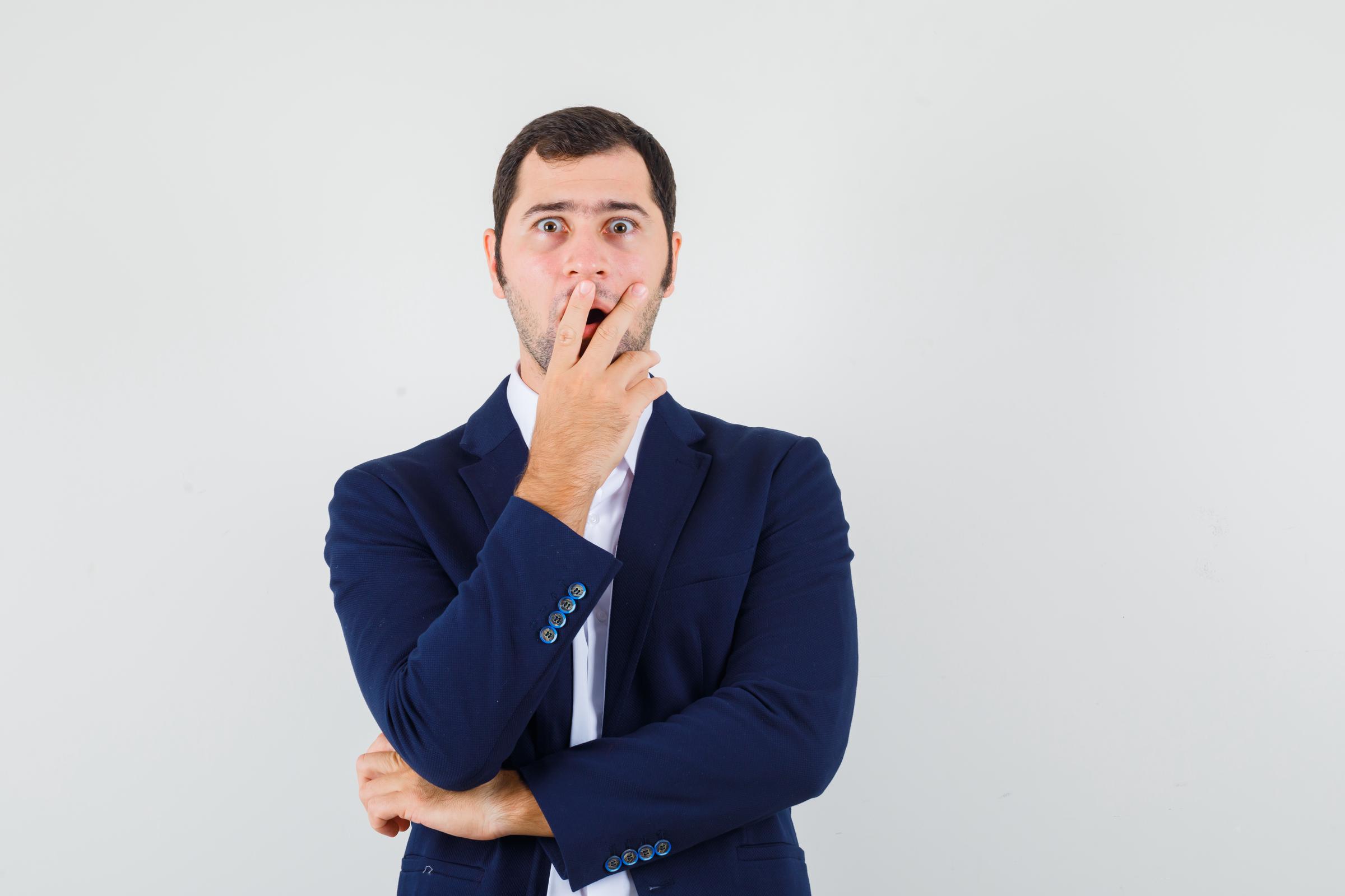 Un hombre conmocionado | Fuente: Freepik
