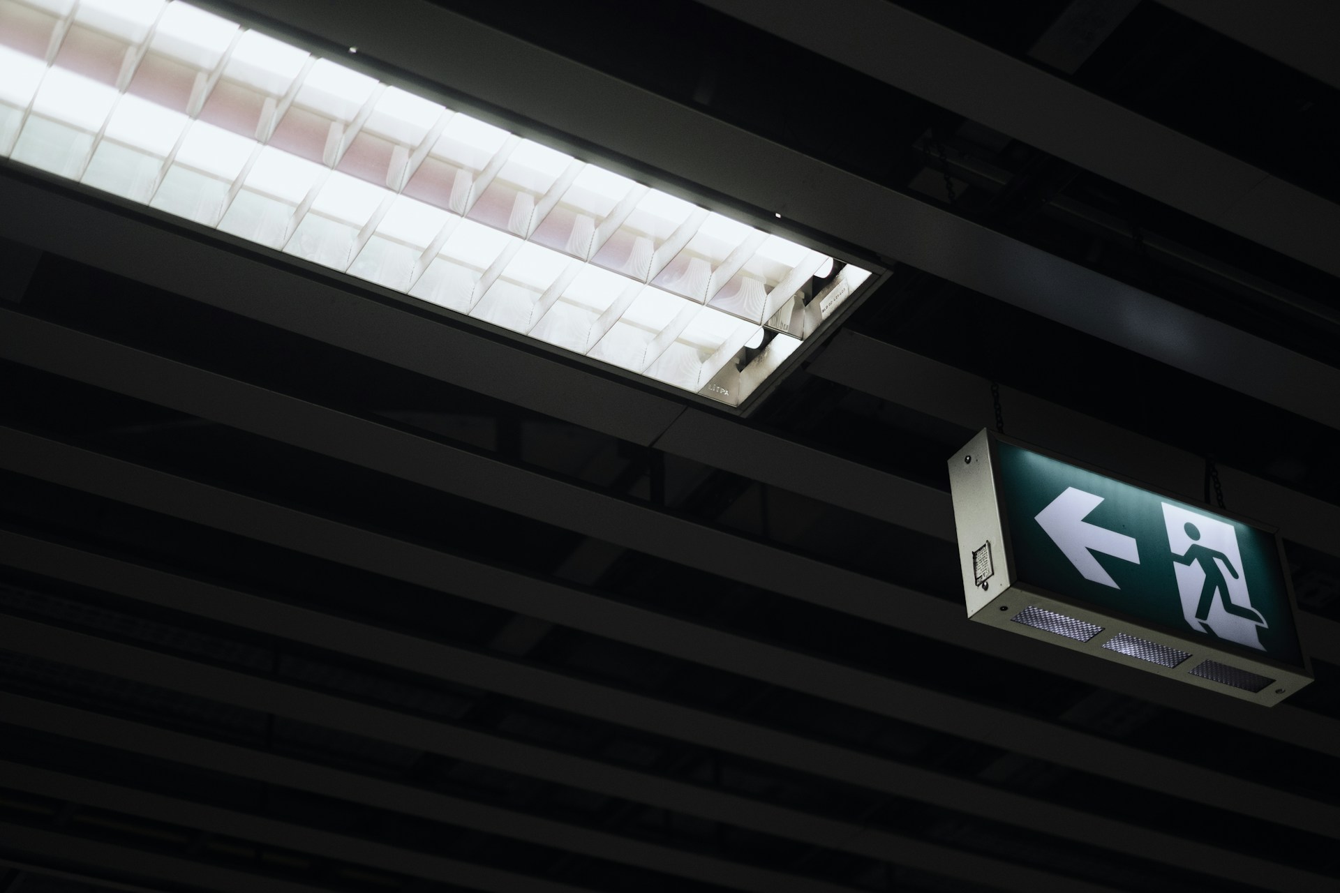 Una luz en el interior de un edificio | Fuente: Unsplash