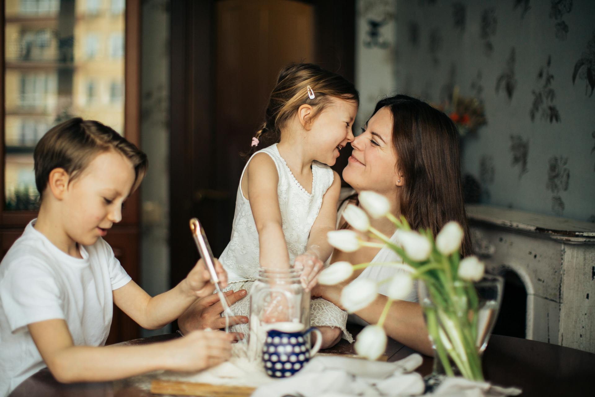 Una mujer con sus hijos | Fuente: Pexels