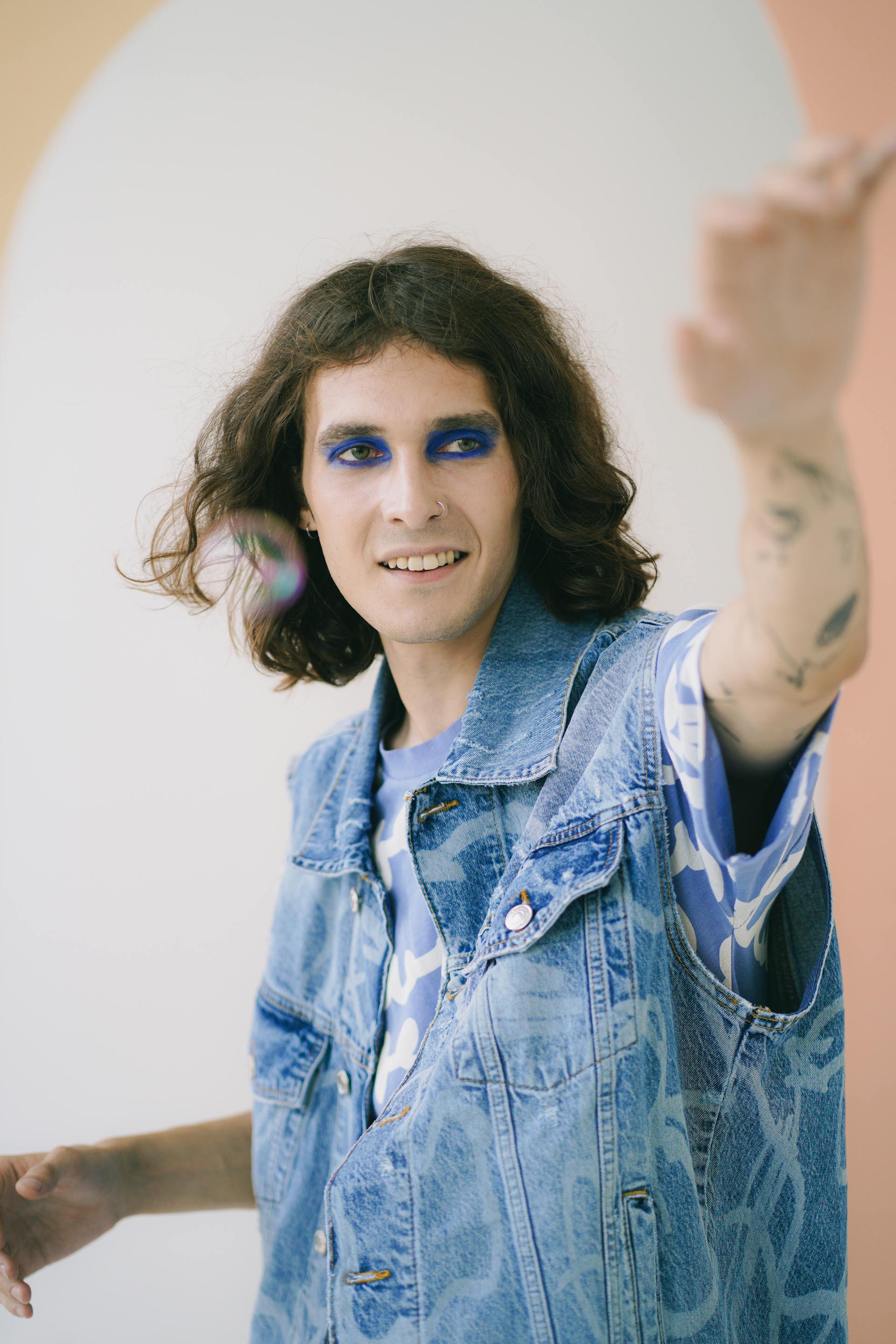 Un hombre sonriente maquillado | Fuente: Pexels