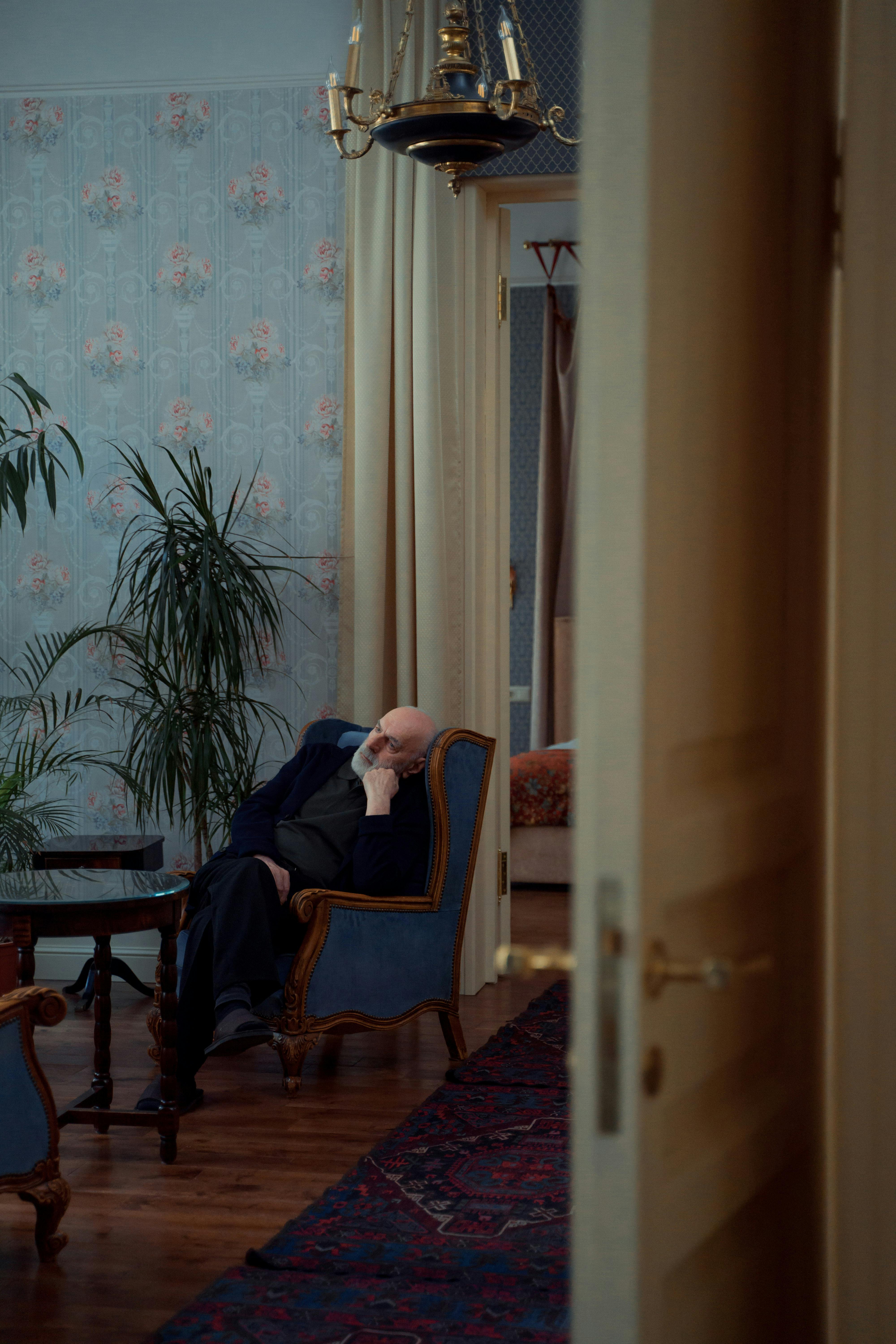 Un anciano sentado en una silla | Fuente: Pexels