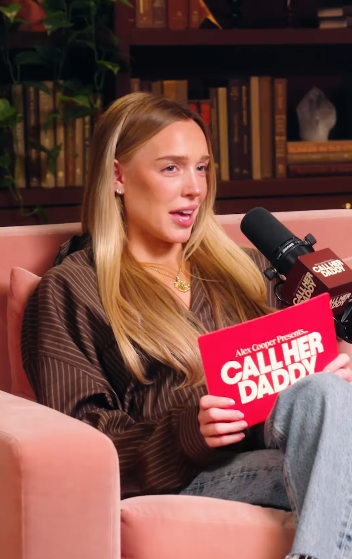 Alex Cooper conversando con Charlize Theron en el adelanto del episodio del pódcast "Call Her Daddy", fechado el 1 de julio de 2025 | Fuente: Instagram/callherdaddy