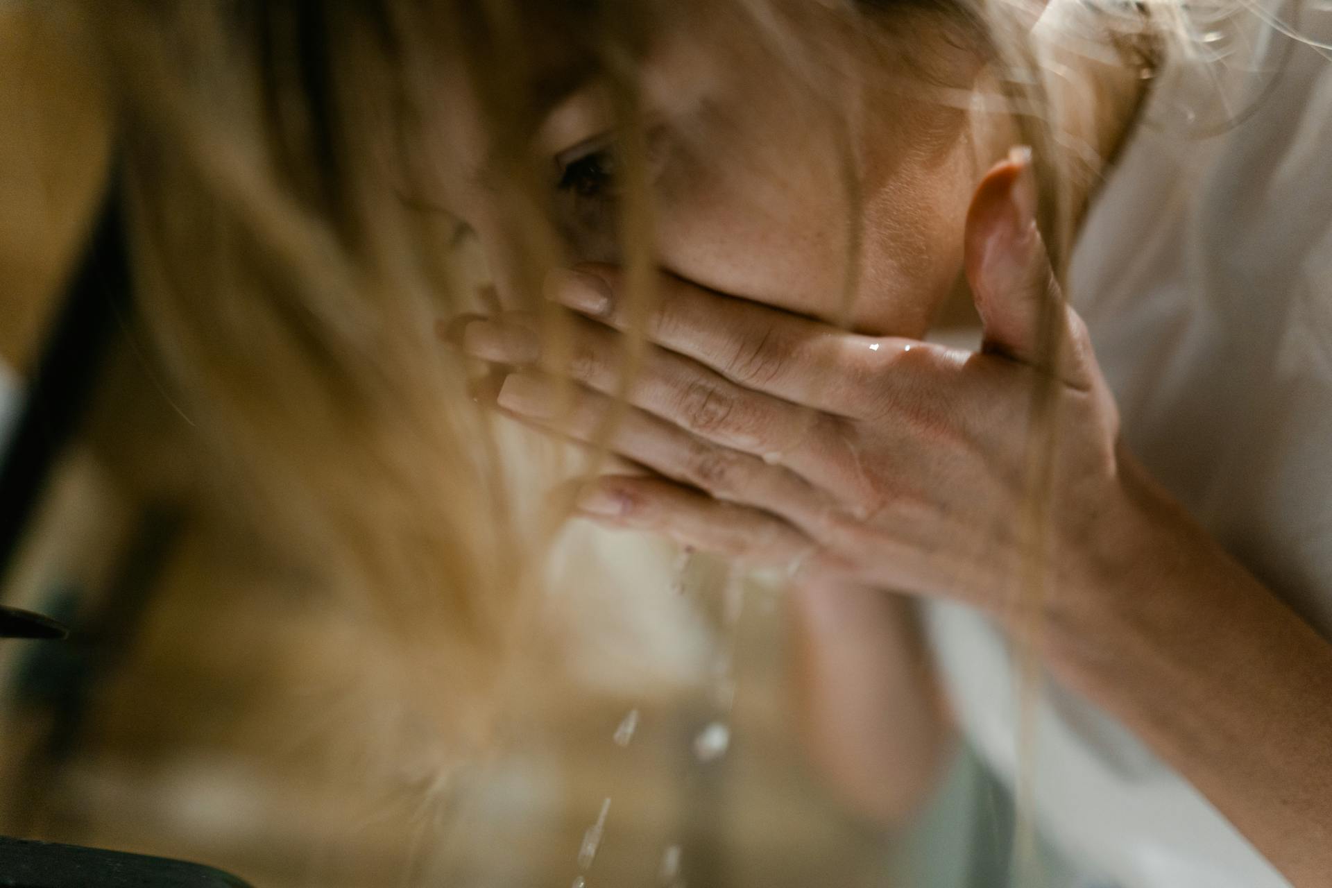 Primer plano de una mujer lavándose la cara | Fuente: Pexels