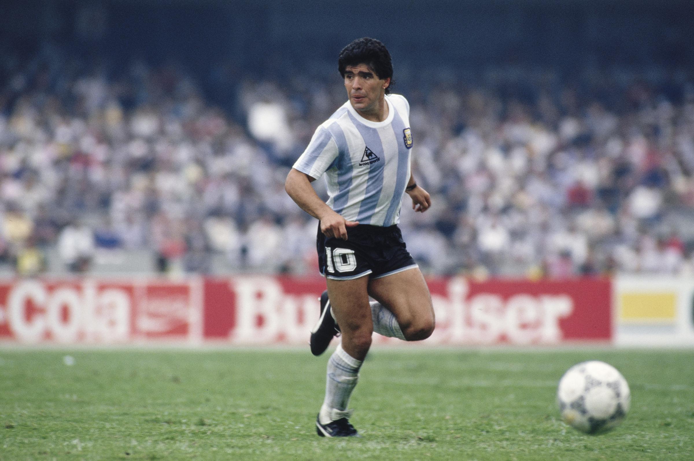 El jugador argentino Diego Maradona en acción durante el partido de la Copa Mundial de la FIFA 1986 contra Bulgaria el 10 de junio de 1986 en la Ciudad de México, México. | Fuente: Getty Images