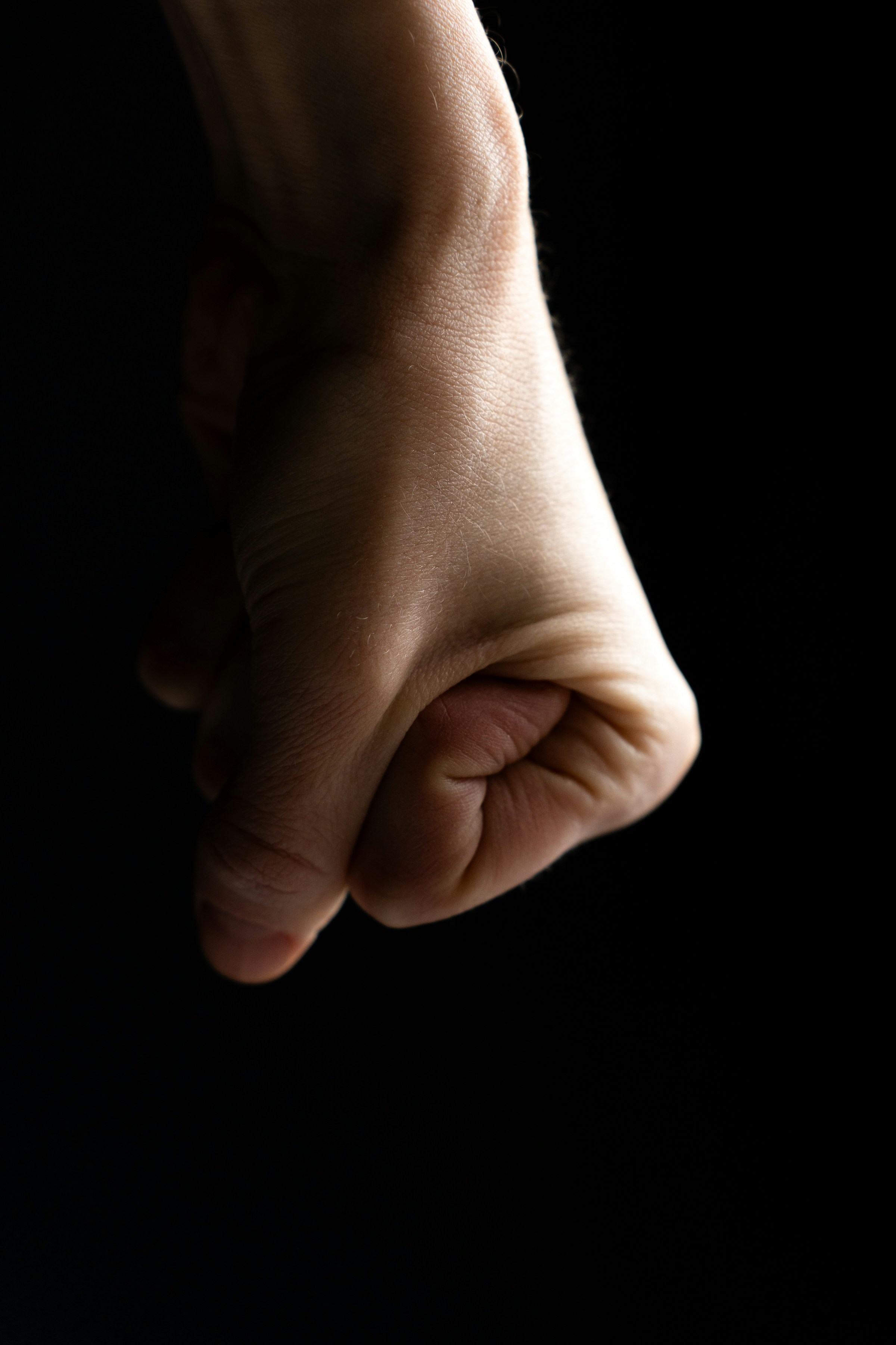 Primer plano de un puño cerrado | Fuente: Unsplash