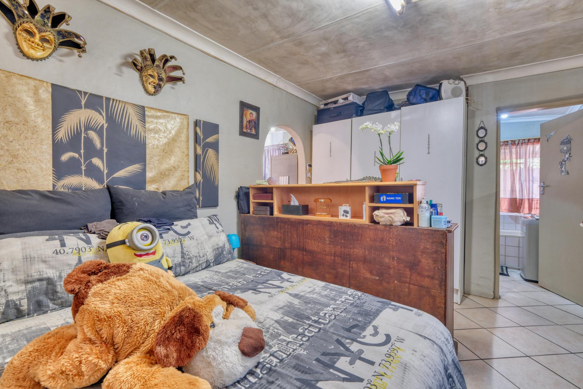 Un dormitorio con viejos peluches sobre la cama | Fuente: Pexels