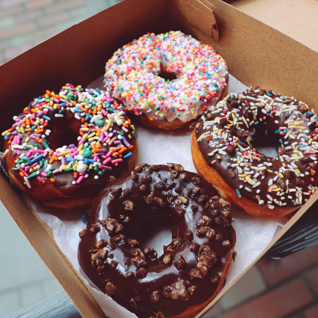 Una caja de donas de chocolate | Fuente: Midjourney