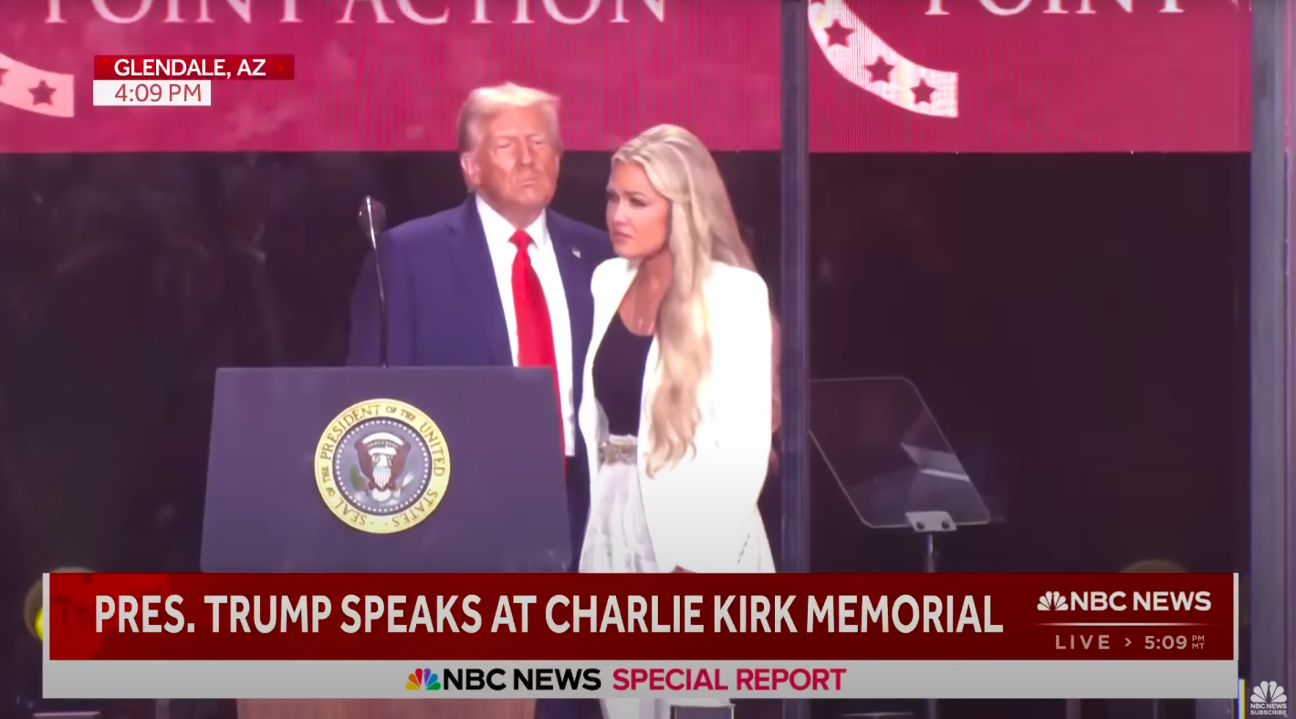 El presidente de EEUU, Donald Trump, y Erika Kirk comparten un momento en el escenario del funeral de Charlie Kirk en Arizona, publicado el 22 de septiembre de 2025. | Fuente: YouTube/NBC News