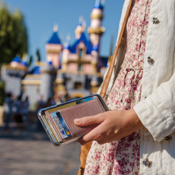 Una mujer sostiene su teléfono, pasaporte y tarjetas | Fuente: Midjourney