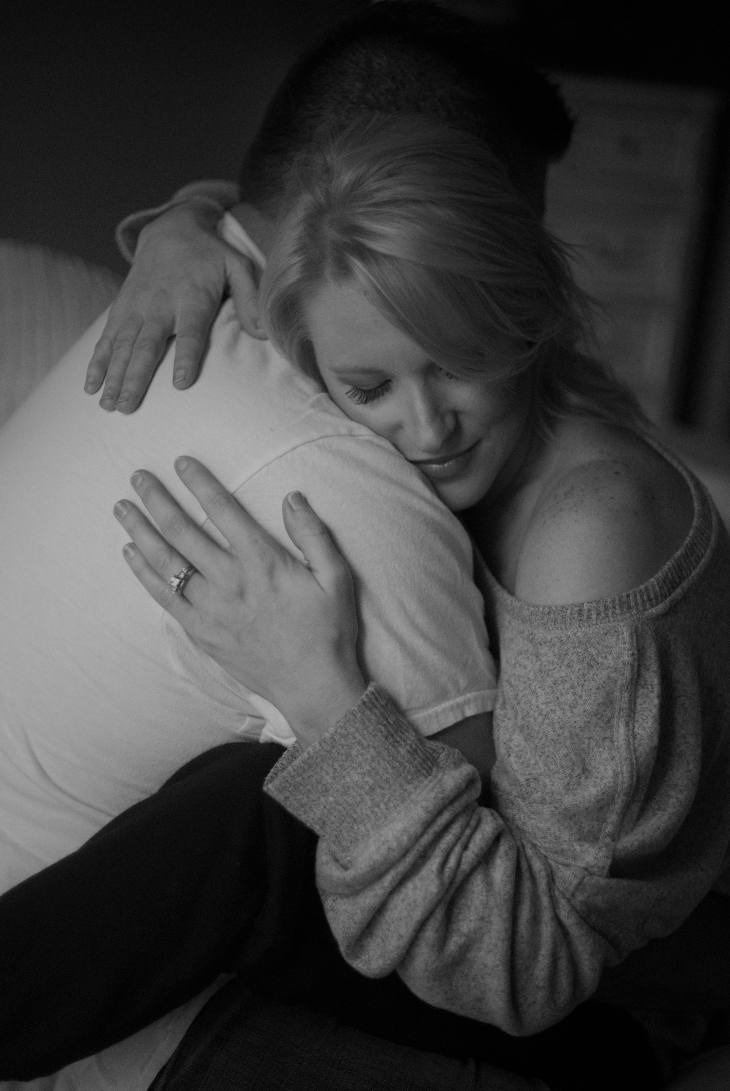 Foto en escala de grises de una pareja compartiendo un abrazo | Fuente: Unsplash