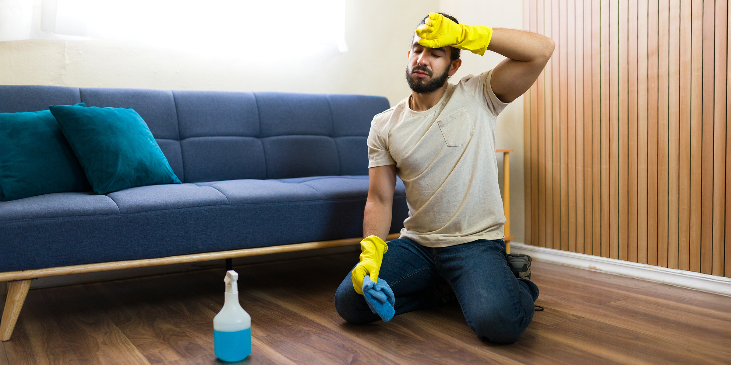 Un hombre limpiando el suelo | Fuente: Shutterstock