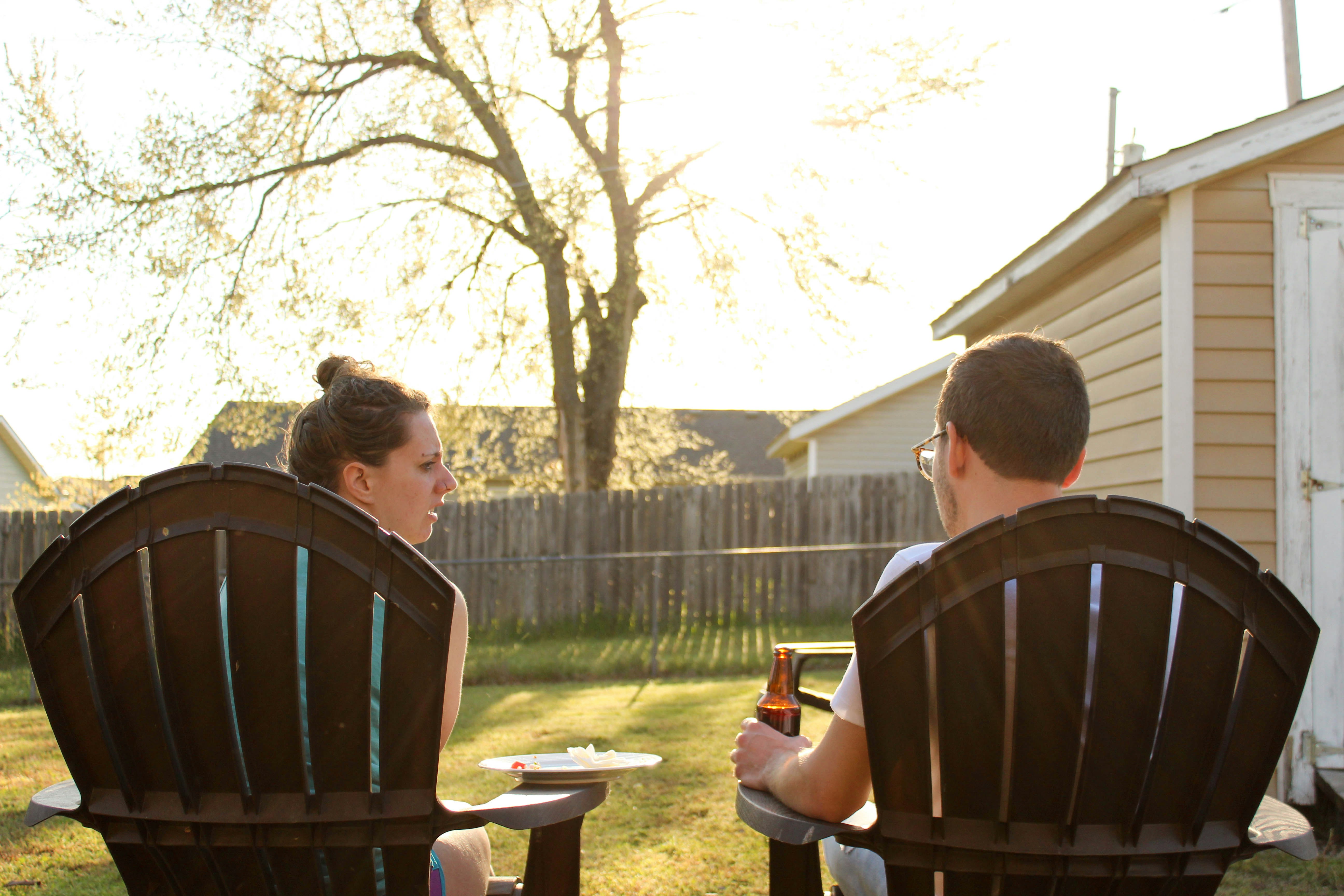 Una pareja sentada al aire libre | Fuente: Unsplash