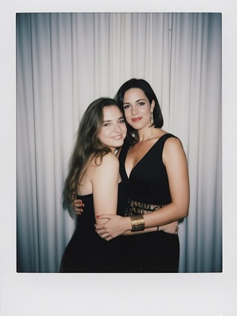 Maya junto a Mónica Spears en una imagen generada por IA. | Fuente: Instagram/Maya Berry Spear.