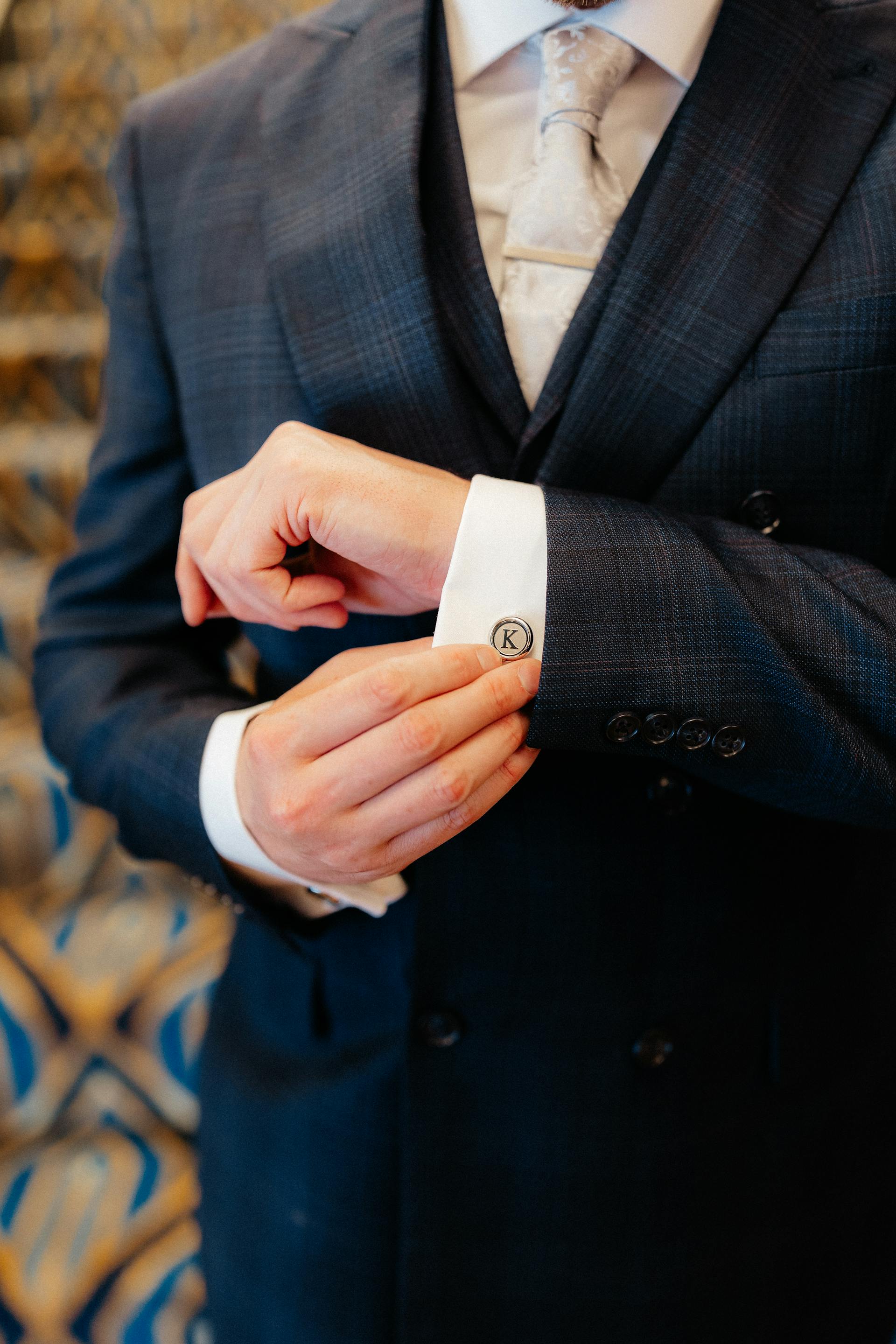 Un primer plano del traje de un hombre | Fuente: Pexels