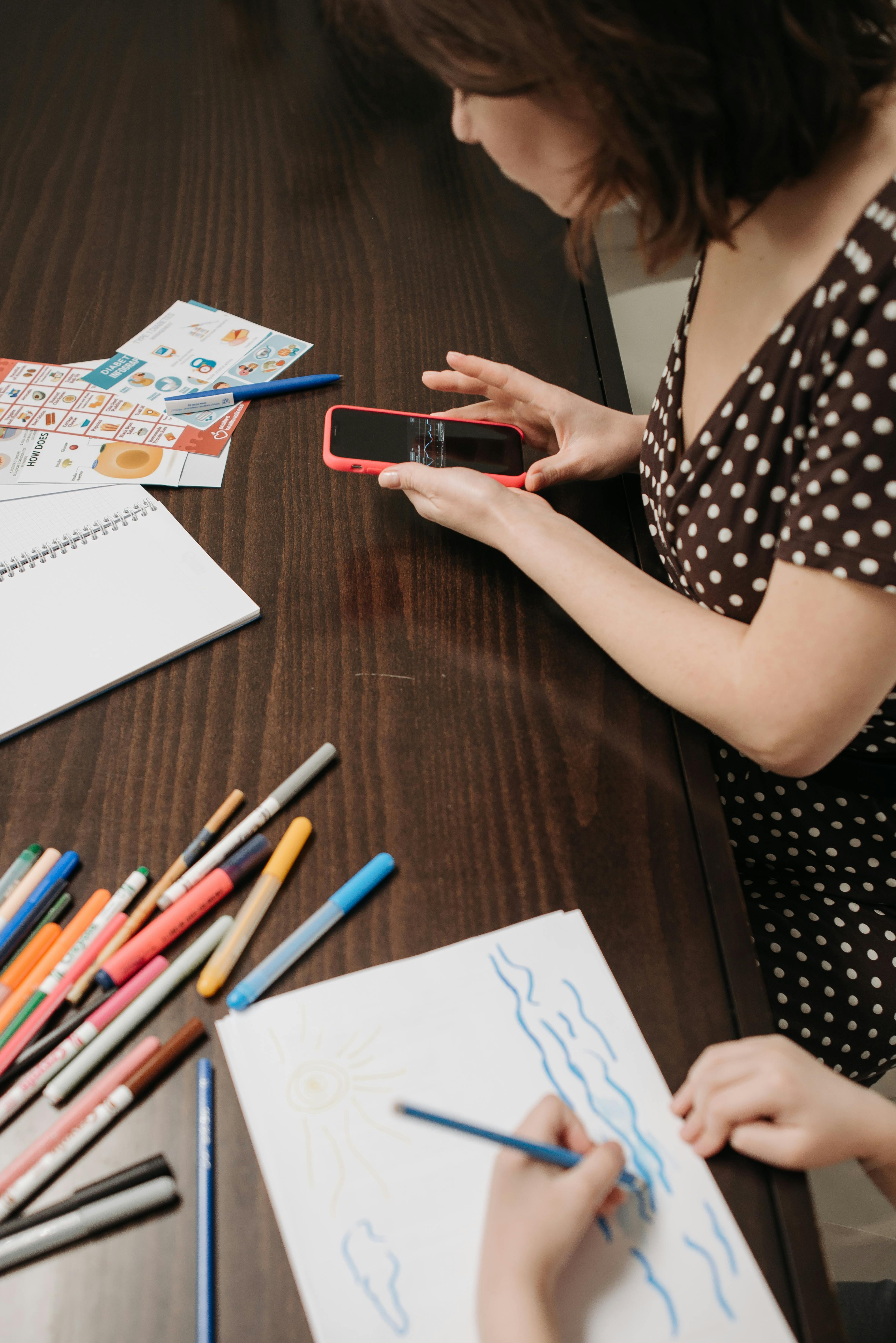 Un niño dibujando junto a su papá | Fuente: Pexels