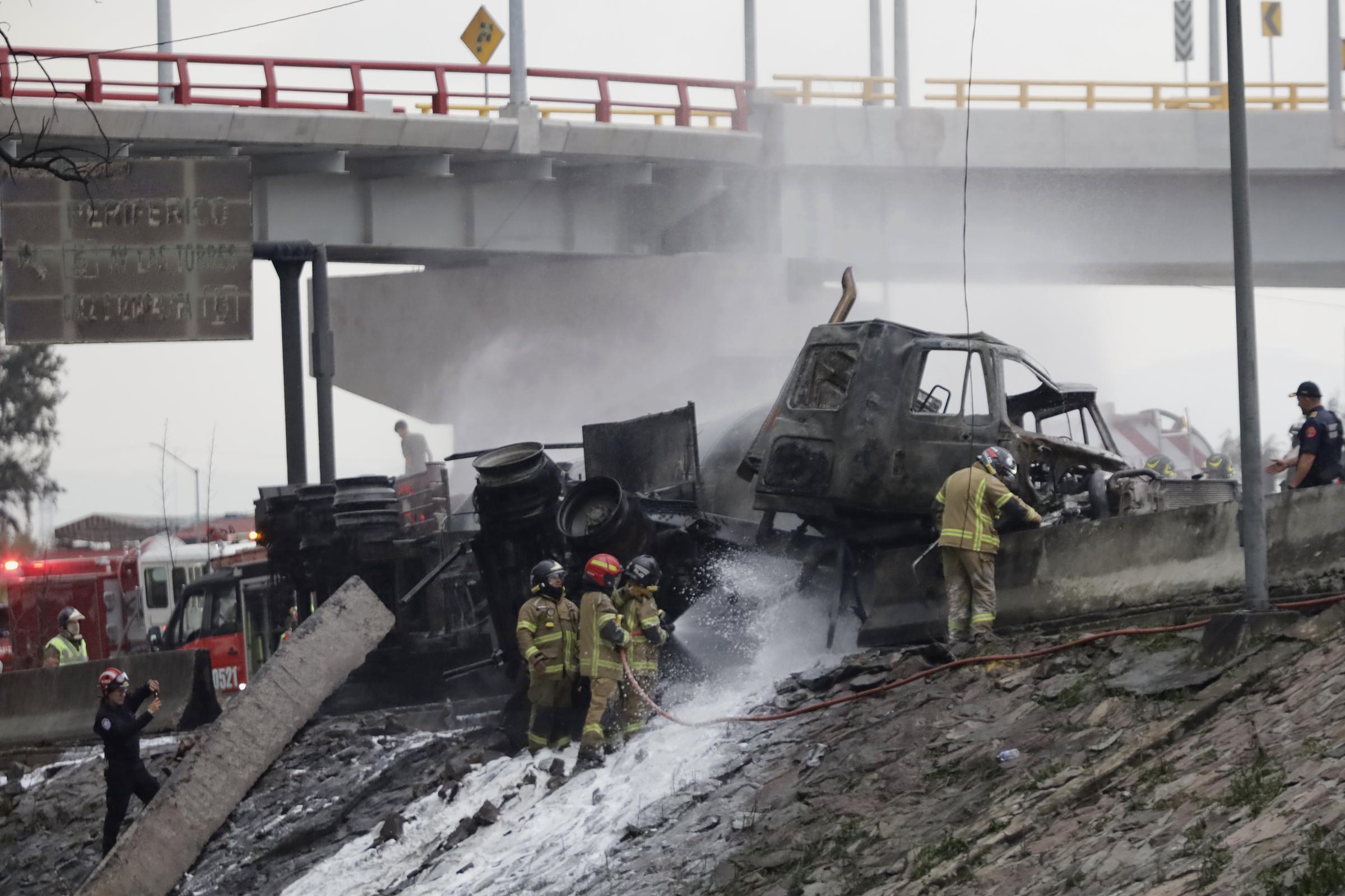 Decenas de autos se quemaron tras la explosión de la pipa de gas. | Fuente: Getty Images.