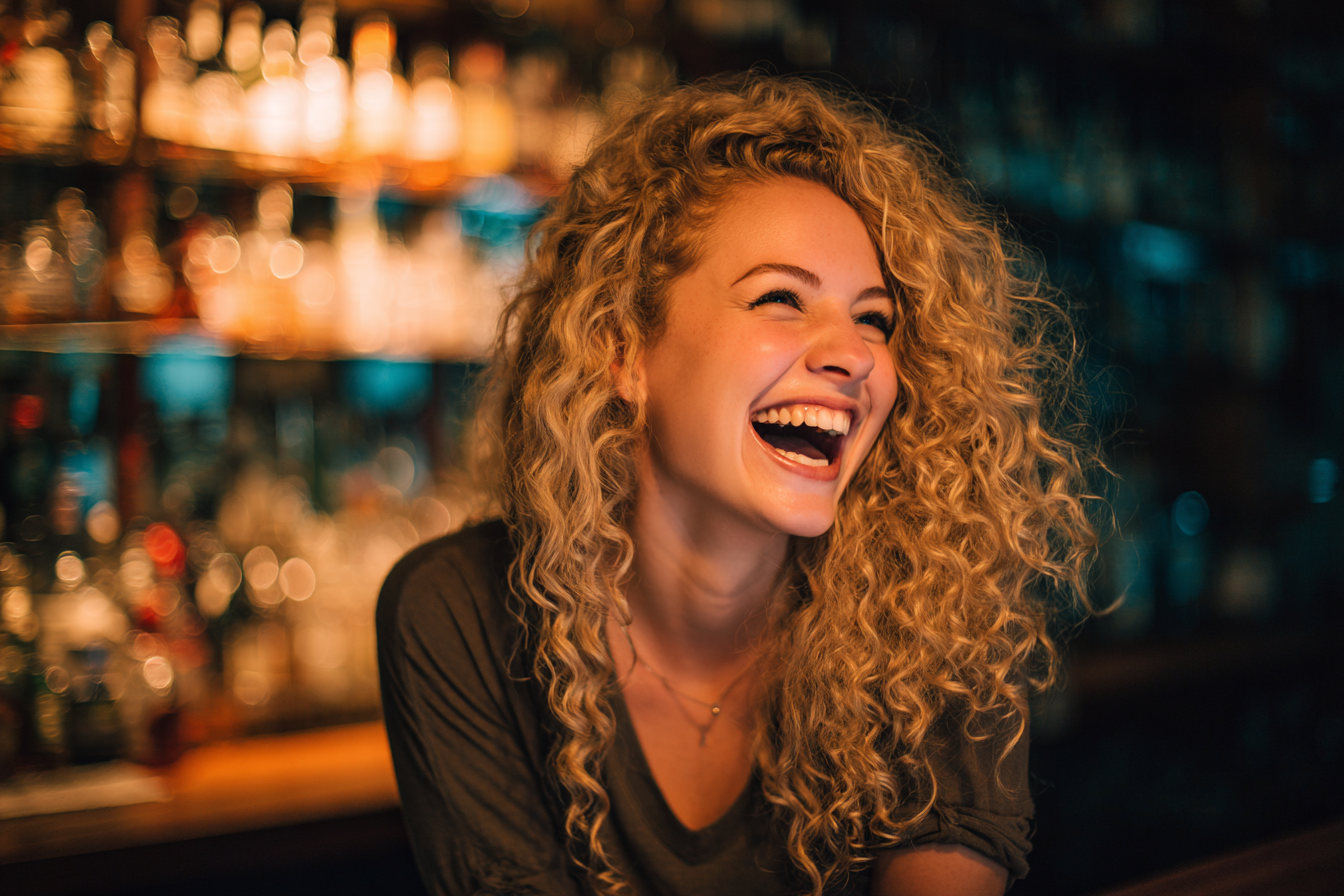 Una mujer feliz en un bar | Fuente: Midjourney