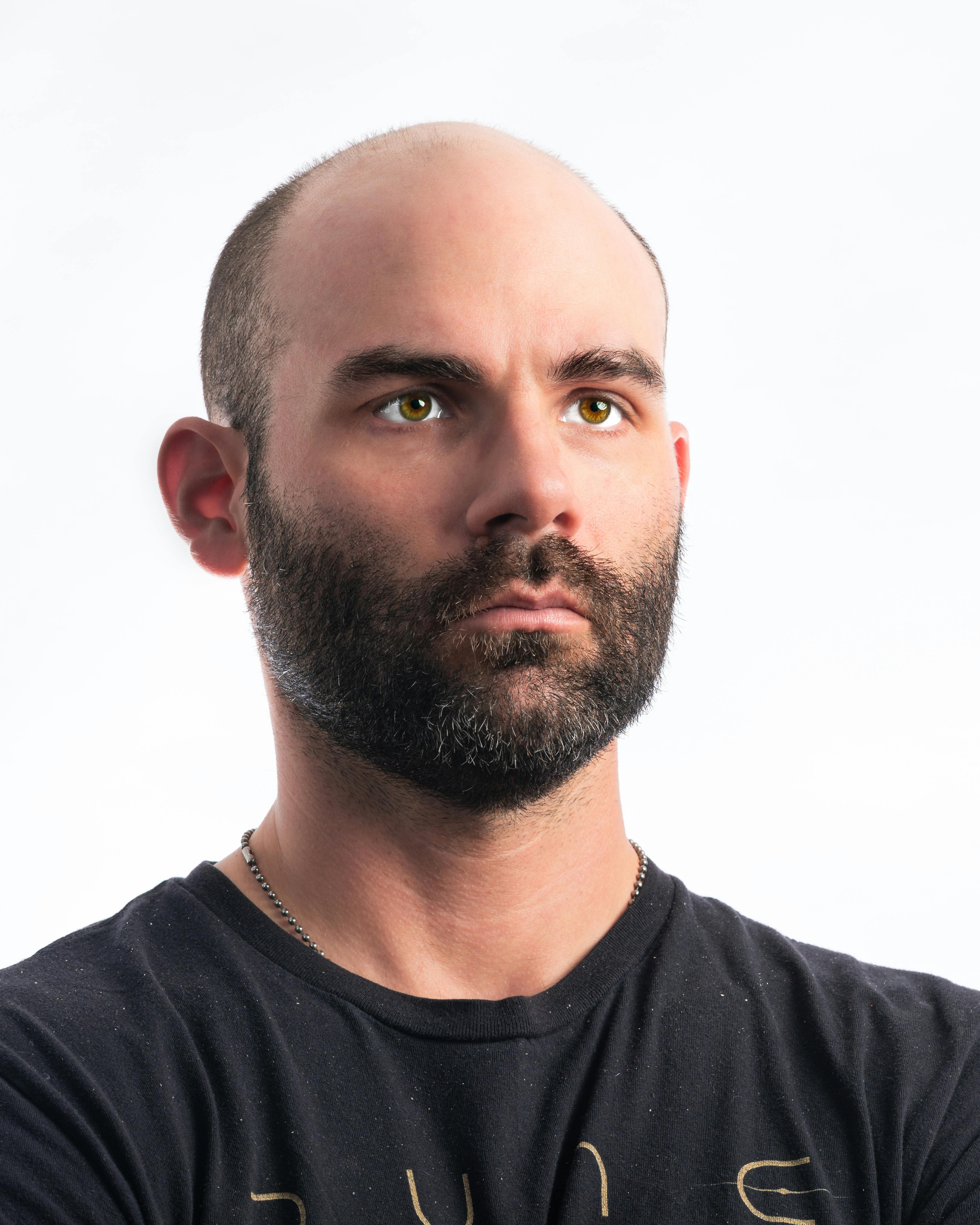 Un hombre severo con una camiseta negra | Fuente: Pexels