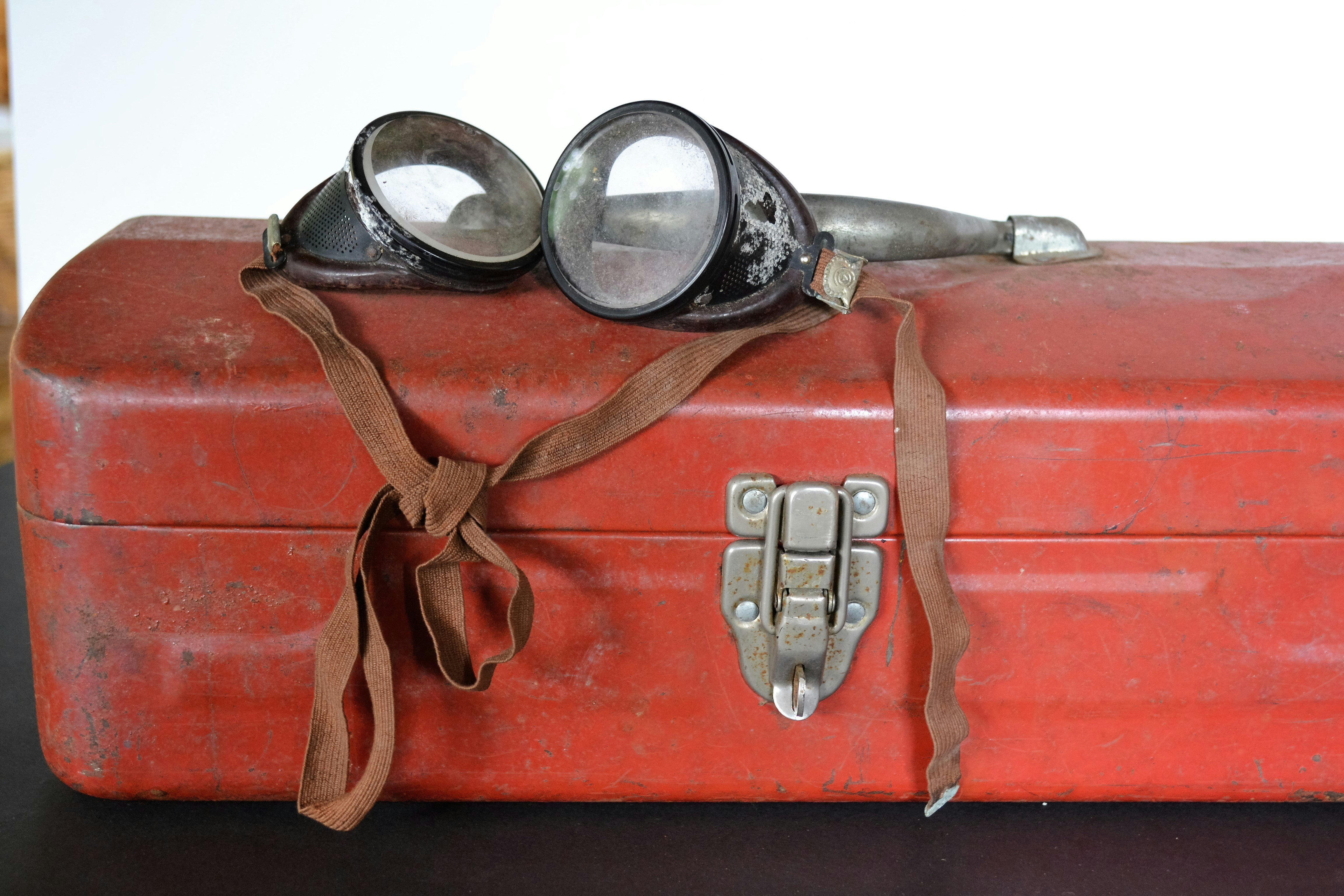 Una caja de herramientas roja y oxidada | Fuente: Unsplash