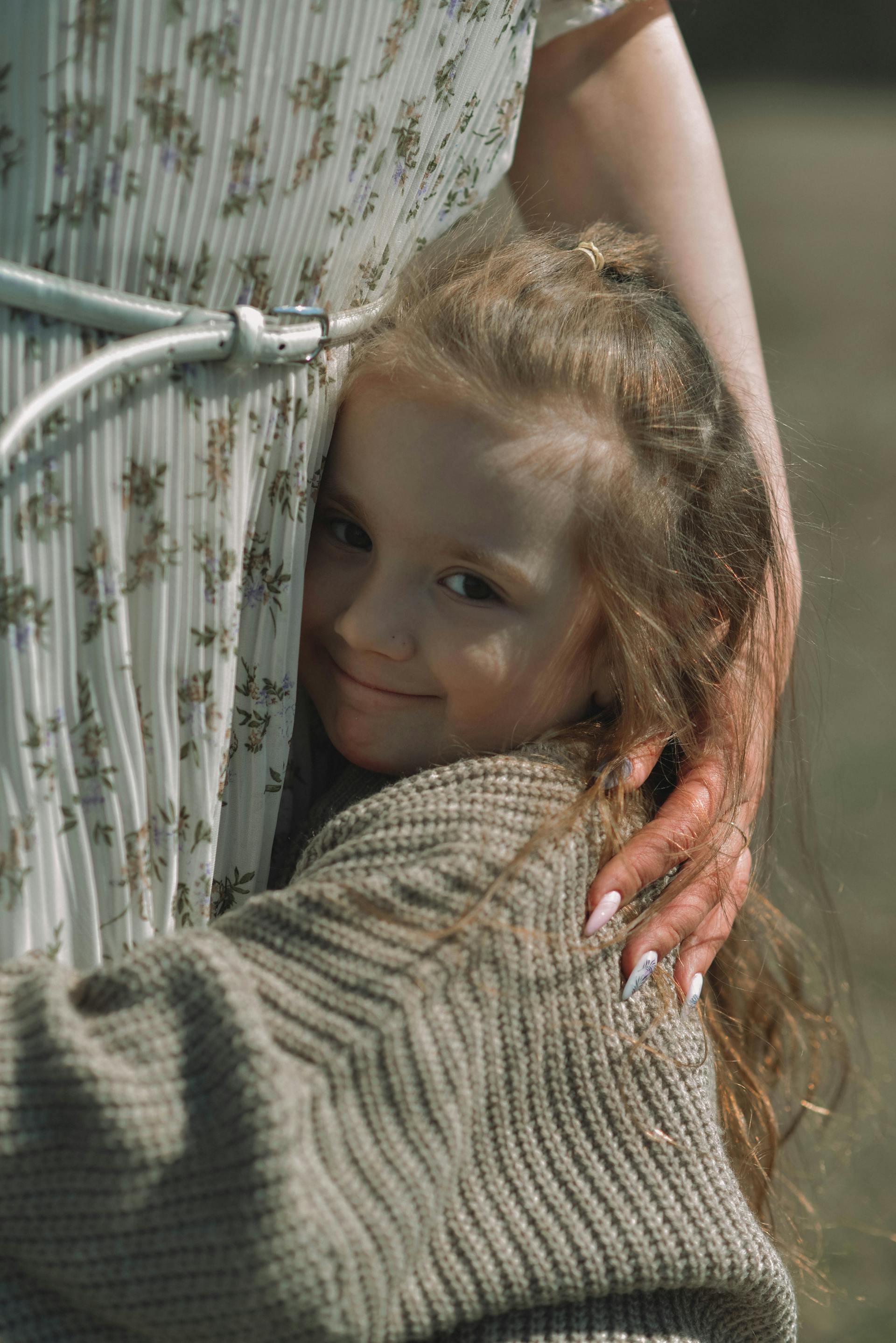 Una niña abrazando a su madre | Fuente: Pexels