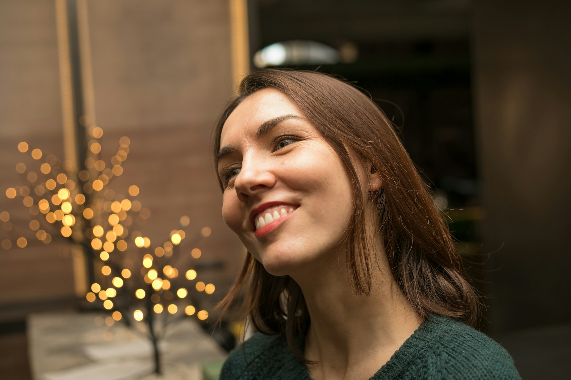 Una mujer sonriendo a alguien | Fuente: Unsplash