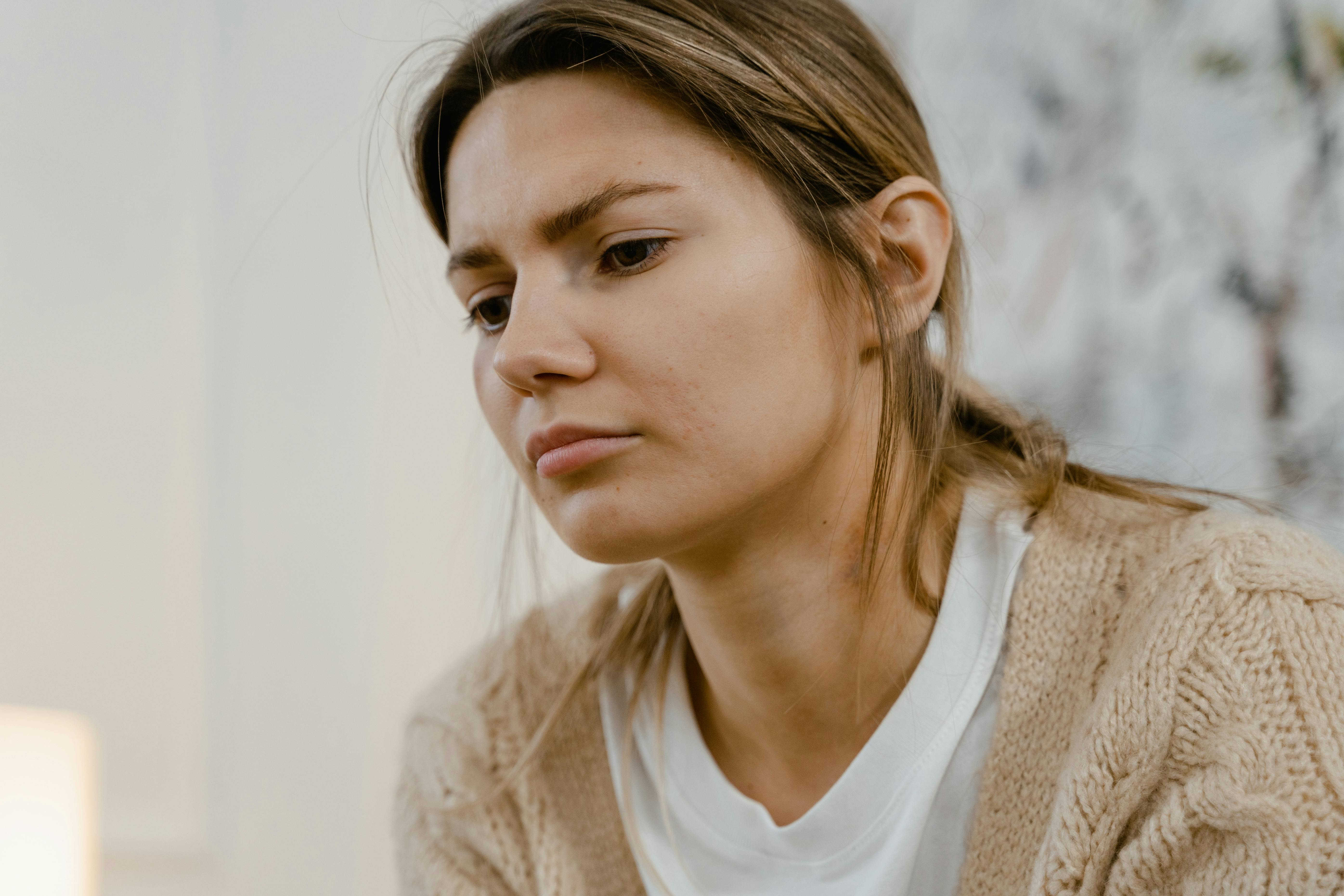 Una mujer sumida en sus pensamientos | Fuente: Pexels