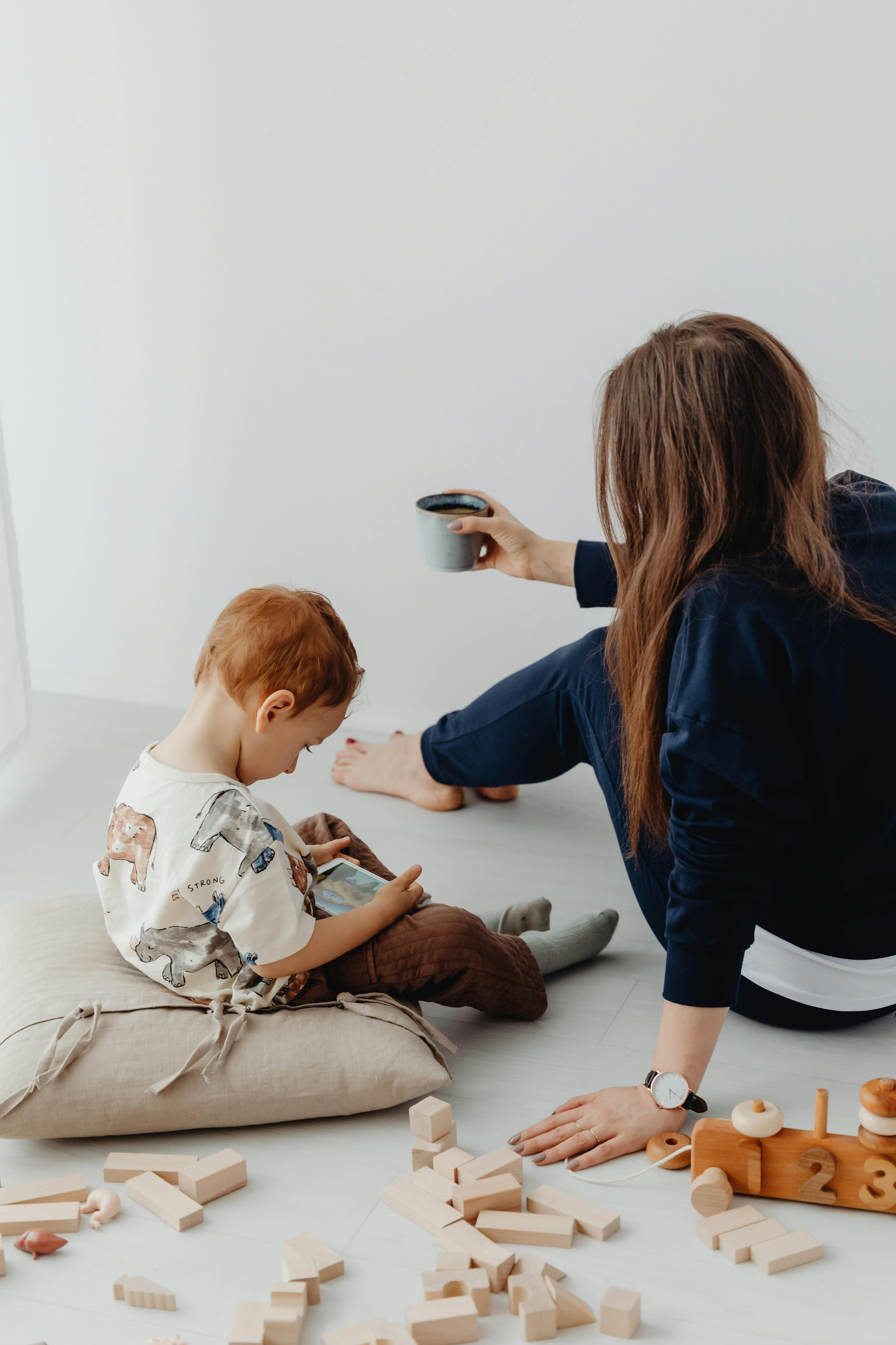 Madre viendo jugar a su hijo | Fuente: Pexels