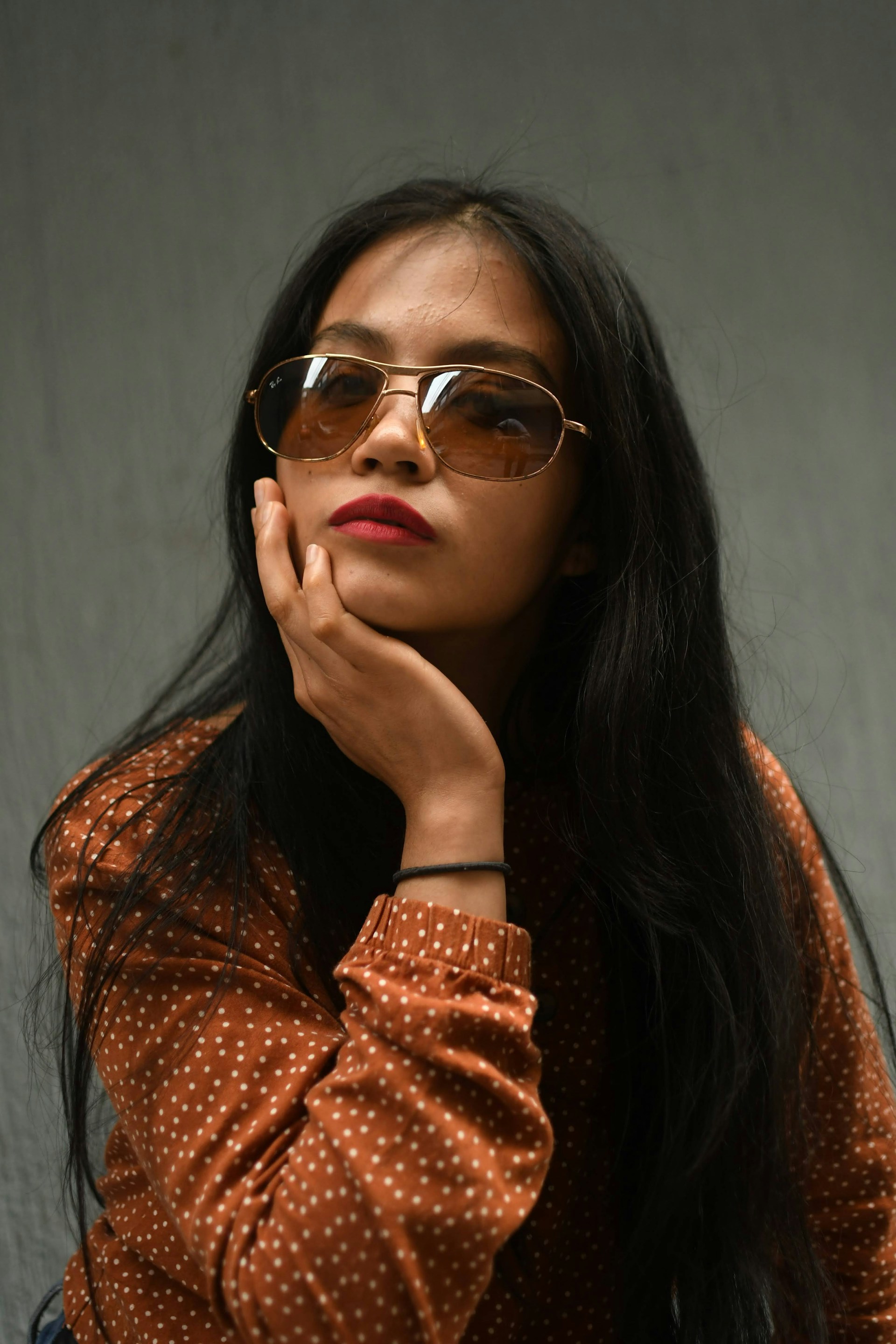 Una mujer seria | Fuente: Unsplash